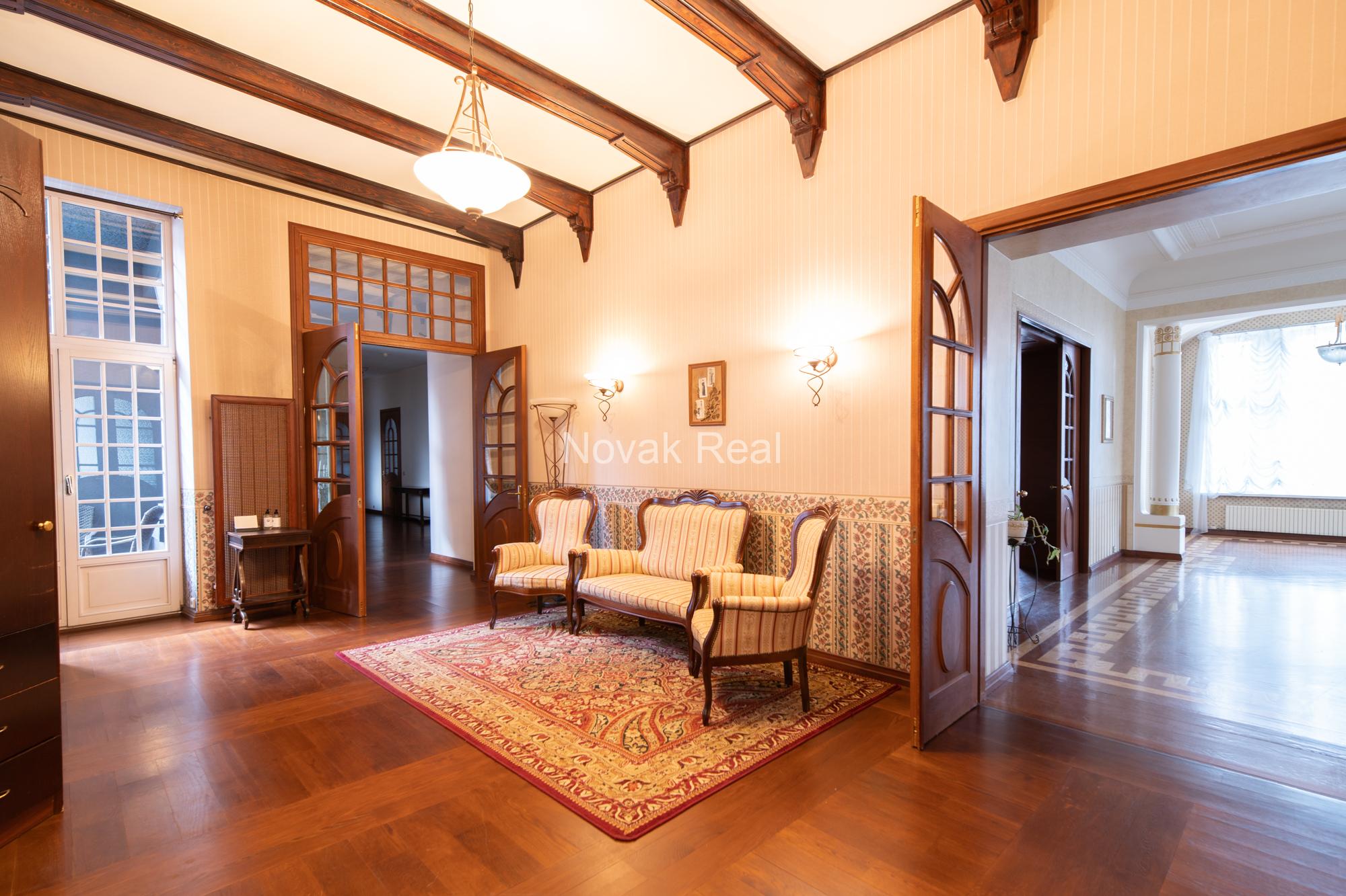 A spacious and elegant apartment is offered for sale in the historic centre, in a 1906 Art Nouveau building
