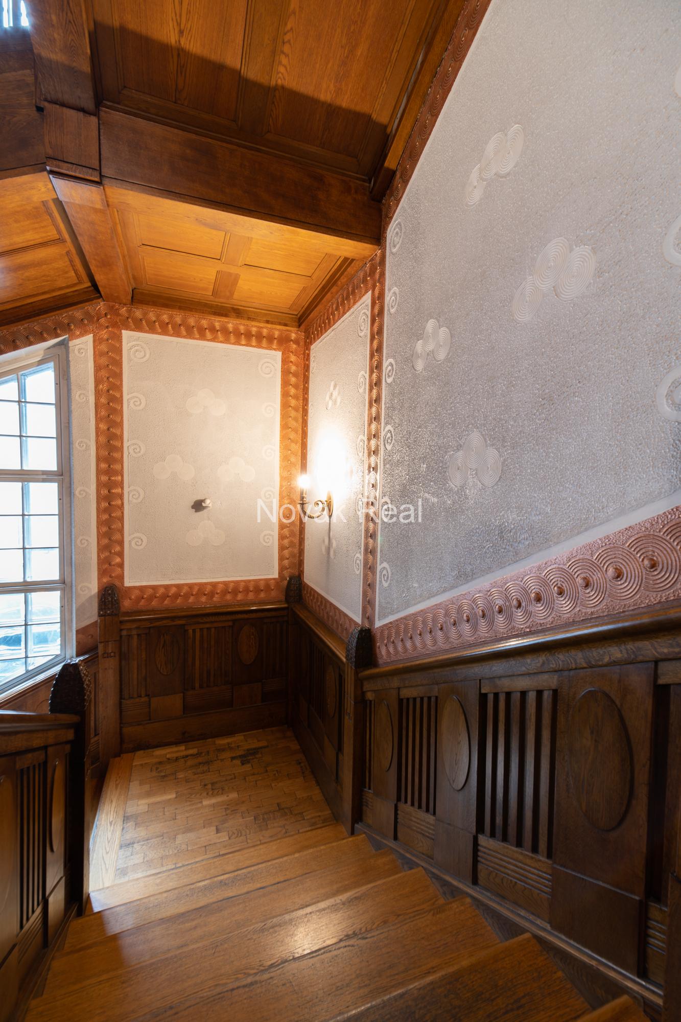 A spacious and elegant apartment is offered for sale in the historic centre, in a 1906 Art Nouveau building