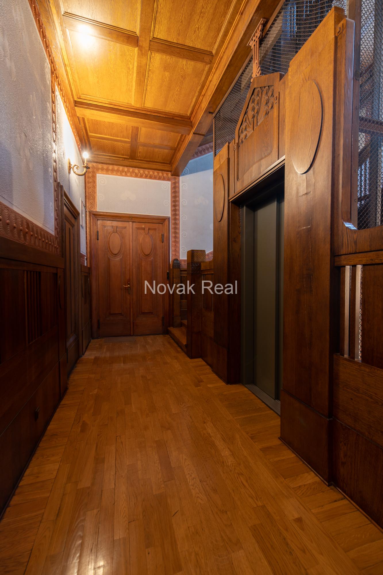 A spacious and elegant apartment is offered for sale in the historic centre, in a 1906 Art Nouveau building