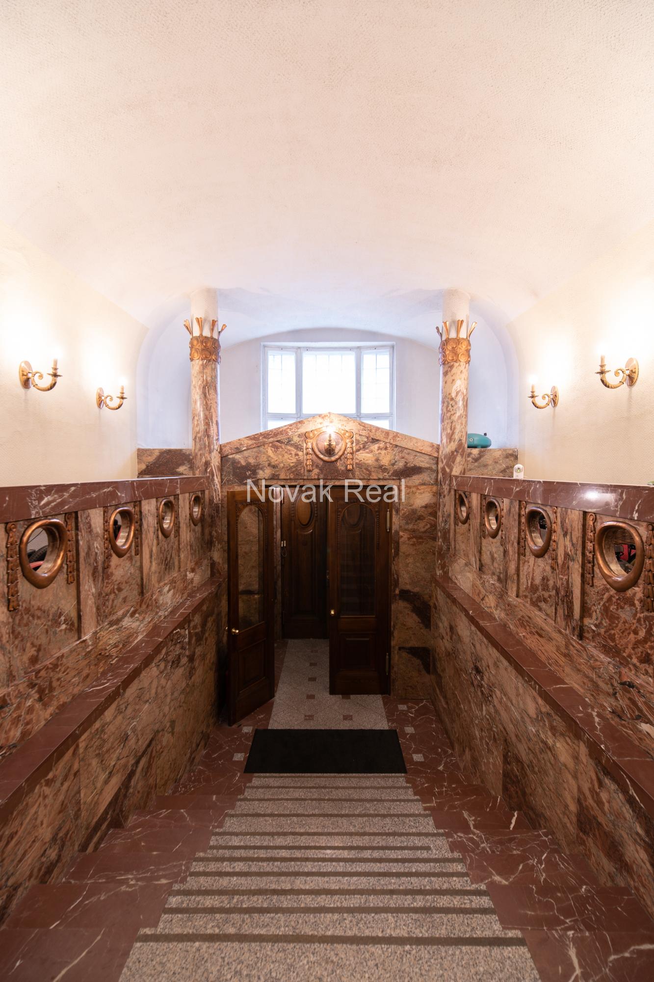 A spacious and elegant apartment is offered for sale in the historic centre, in a 1906 Art Nouveau building