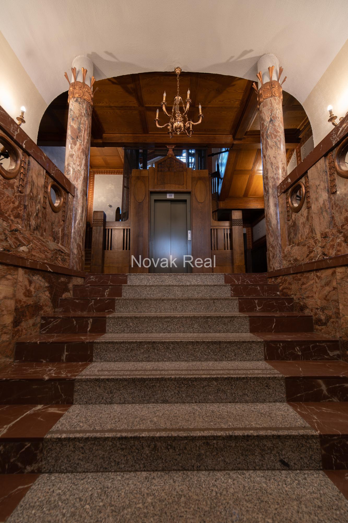 A spacious and elegant apartment is offered for sale in the historic centre, in a 1906 Art Nouveau building
