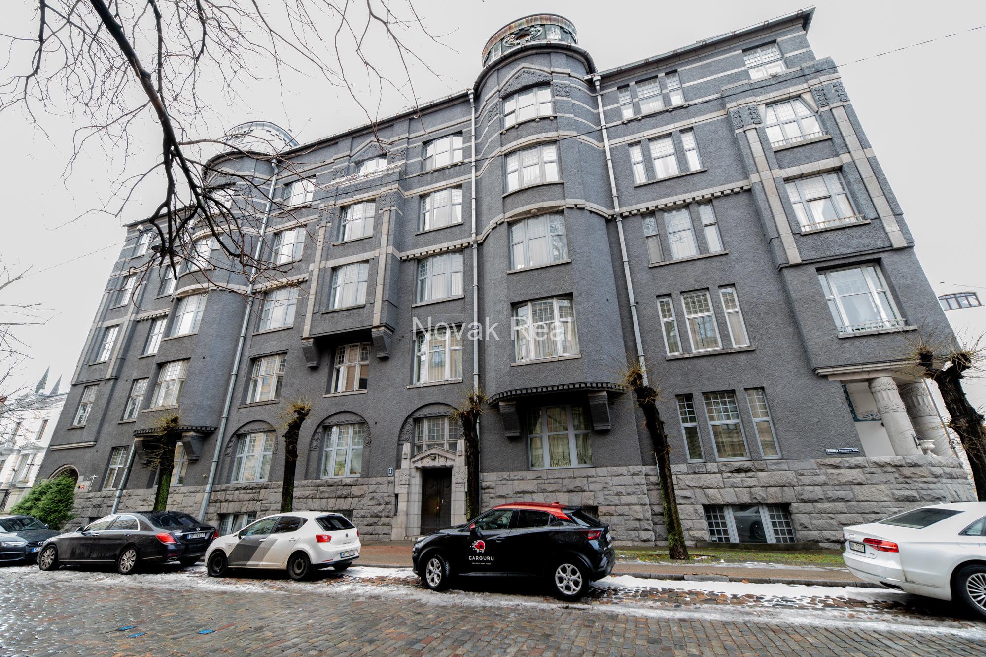 A spacious and elegant apartment is offered for sale in the historic centre, in a 1906 Art Nouveau building