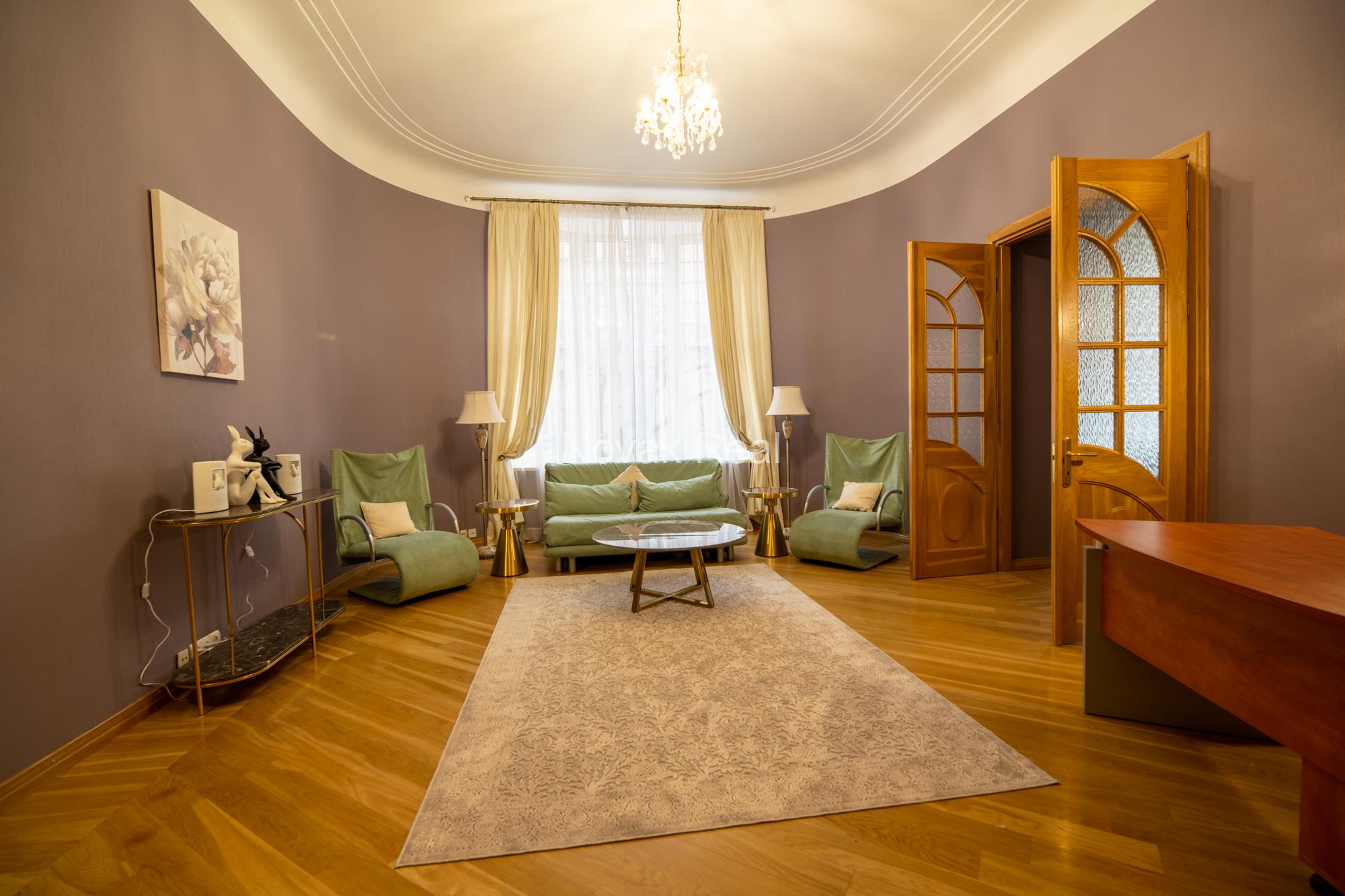 A spacious and elegant apartment is offered for sale in the historic centre, in a 1906 Art Nouveau building