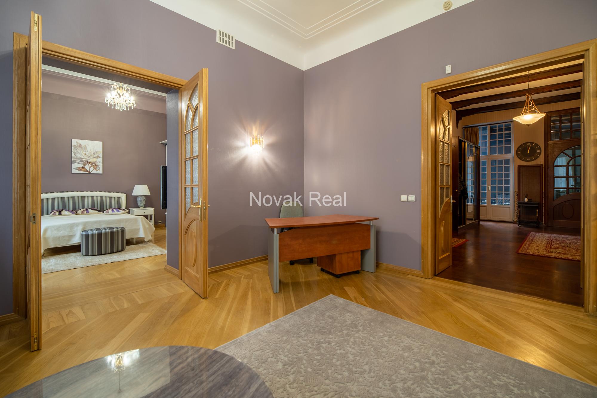 A spacious and elegant apartment is offered for sale in the historic centre, in a 1906 Art Nouveau building