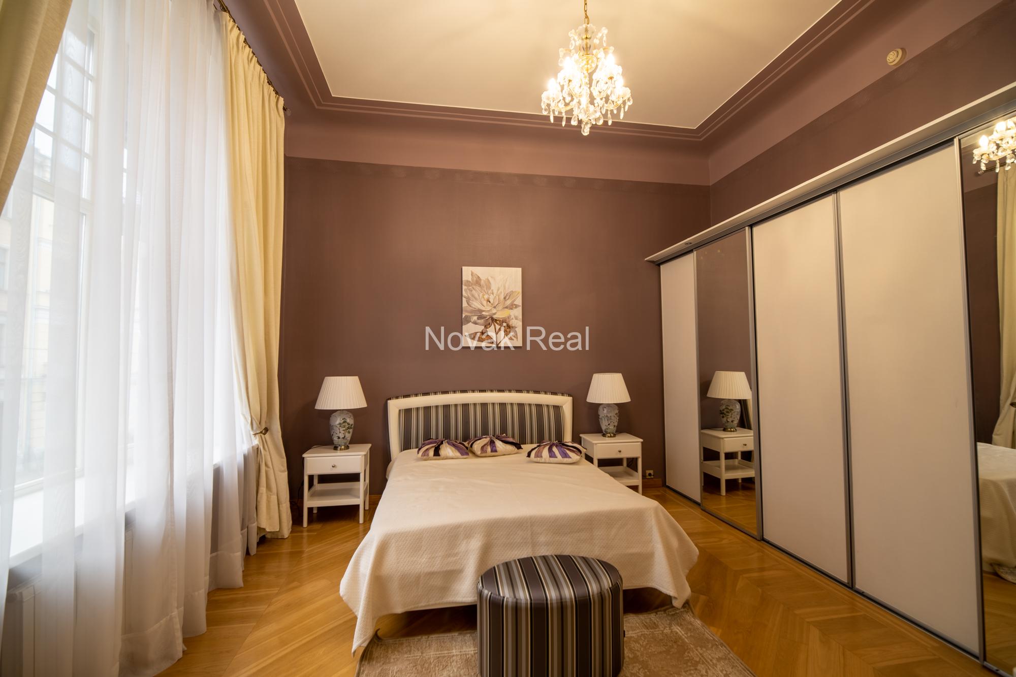 A spacious and elegant apartment is offered for sale in the historic centre, in a 1906 Art Nouveau building