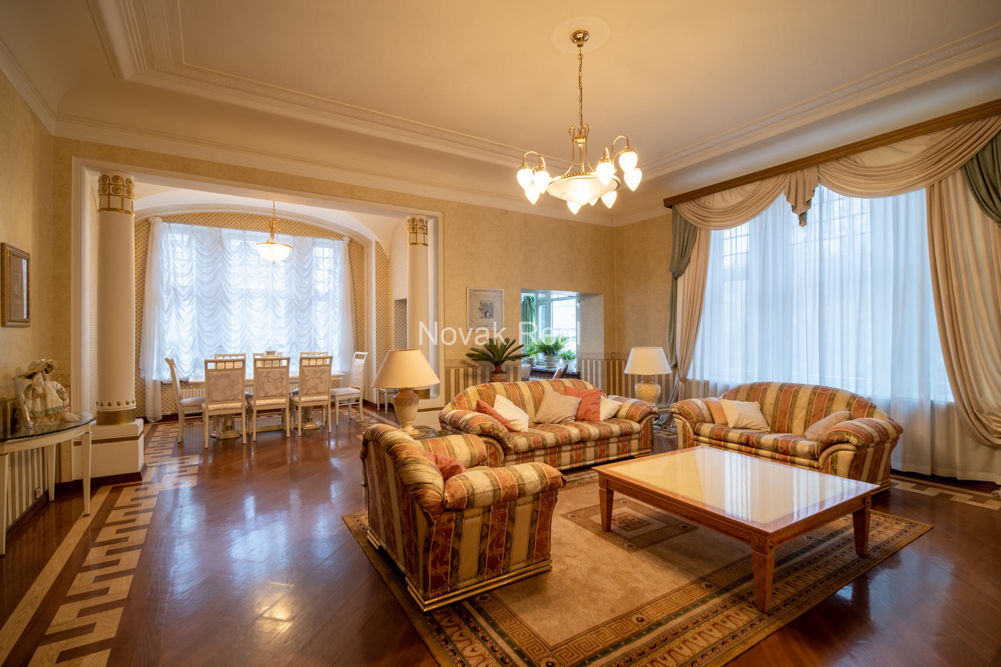 A spacious and elegant apartment is offered for sale in the historic centre, in a 1906 Art Nouveau building