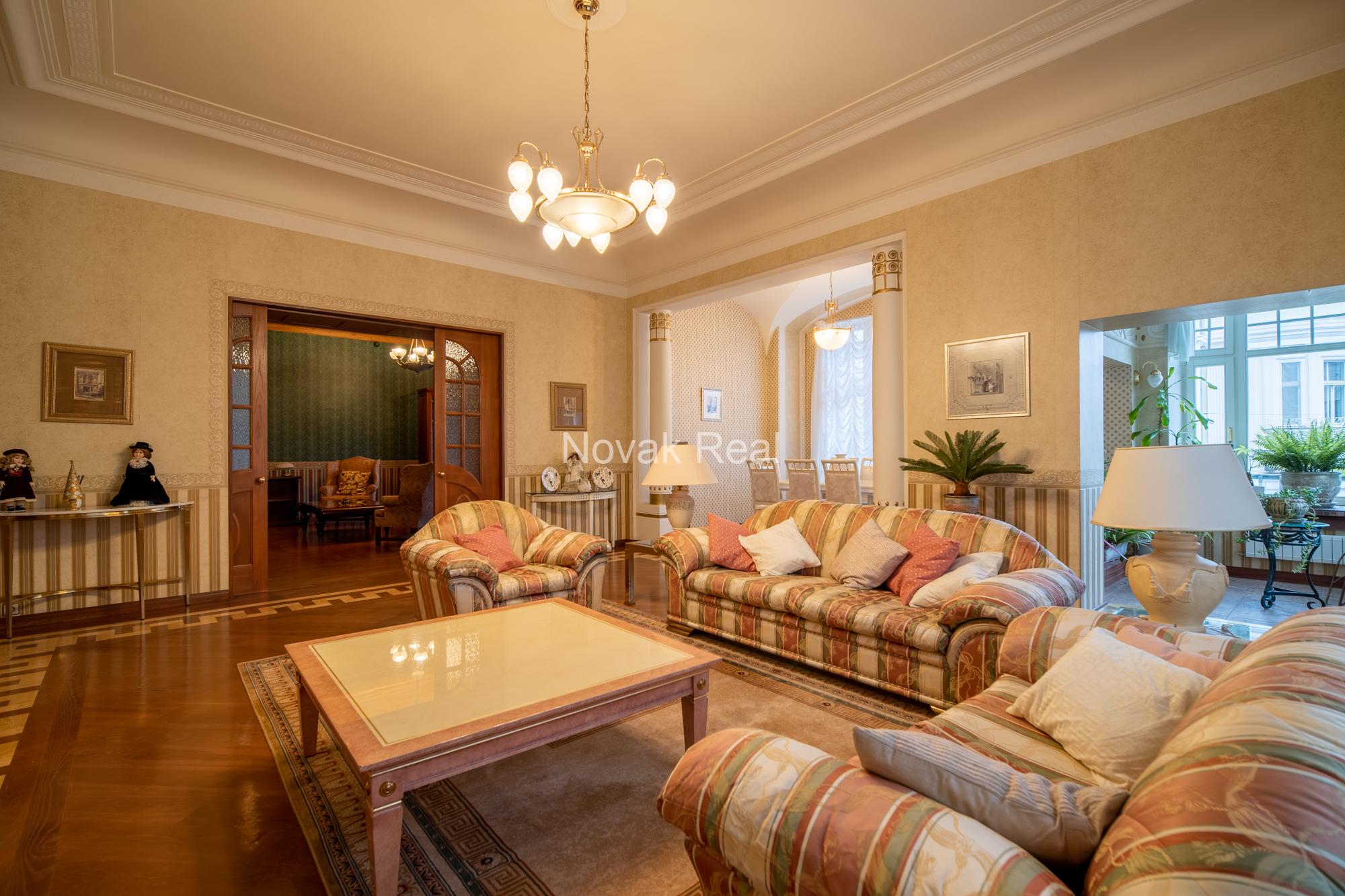 A spacious and elegant apartment is offered for sale in the historic centre, in a 1906 Art Nouveau building