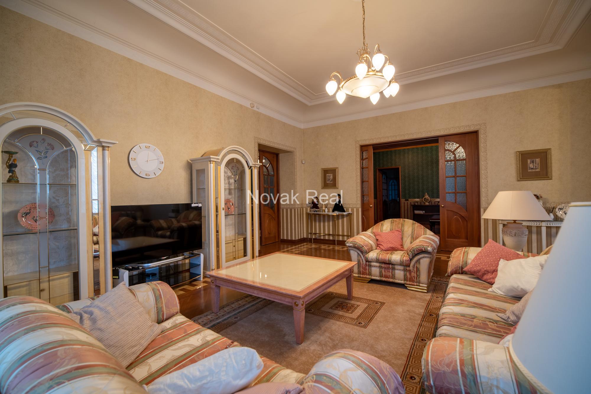 A spacious and elegant apartment is offered for sale in the historic centre, in a 1906 Art Nouveau building