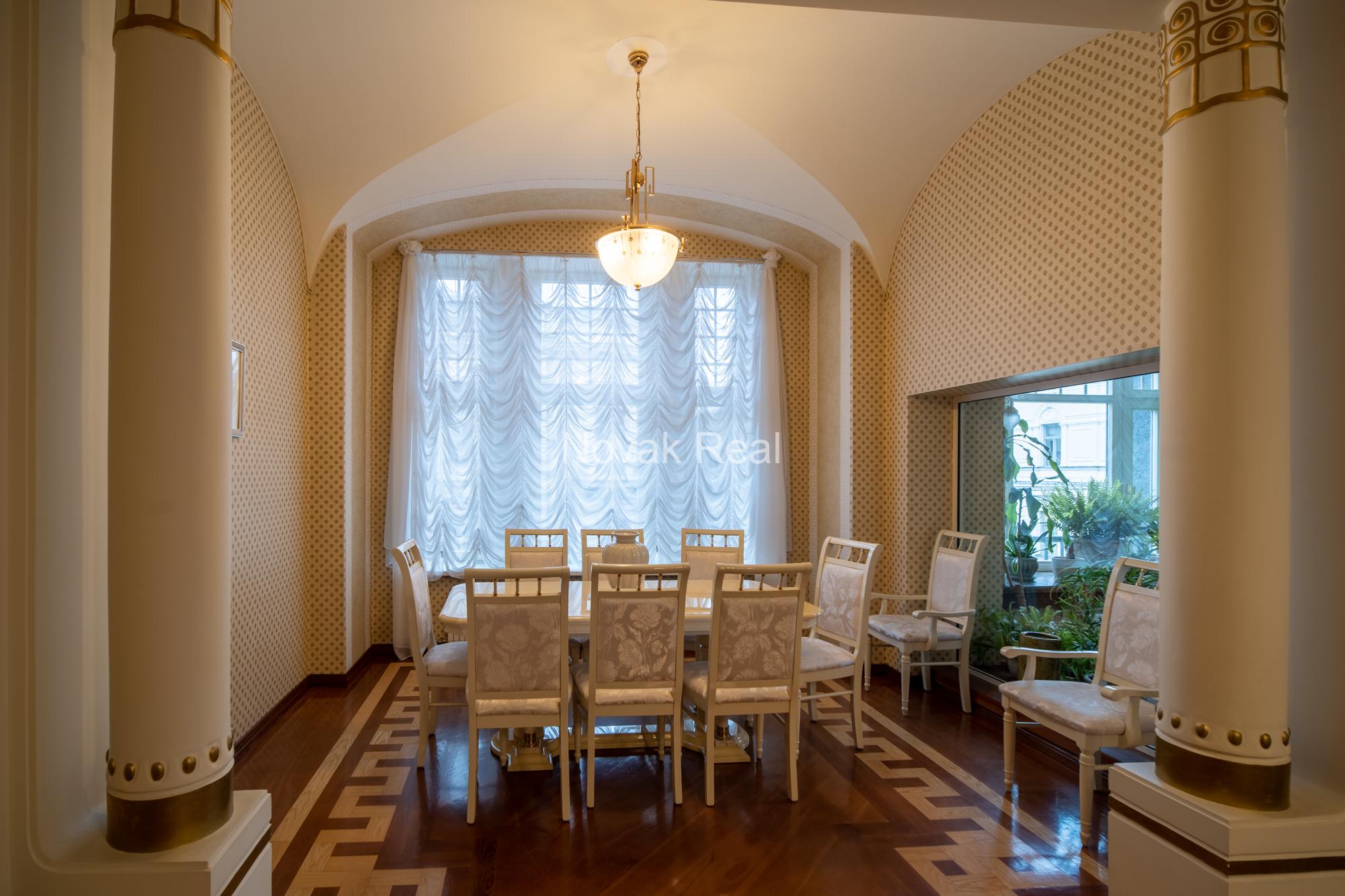 A spacious and elegant apartment is offered for sale in the historic centre, in a 1906 Art Nouveau building