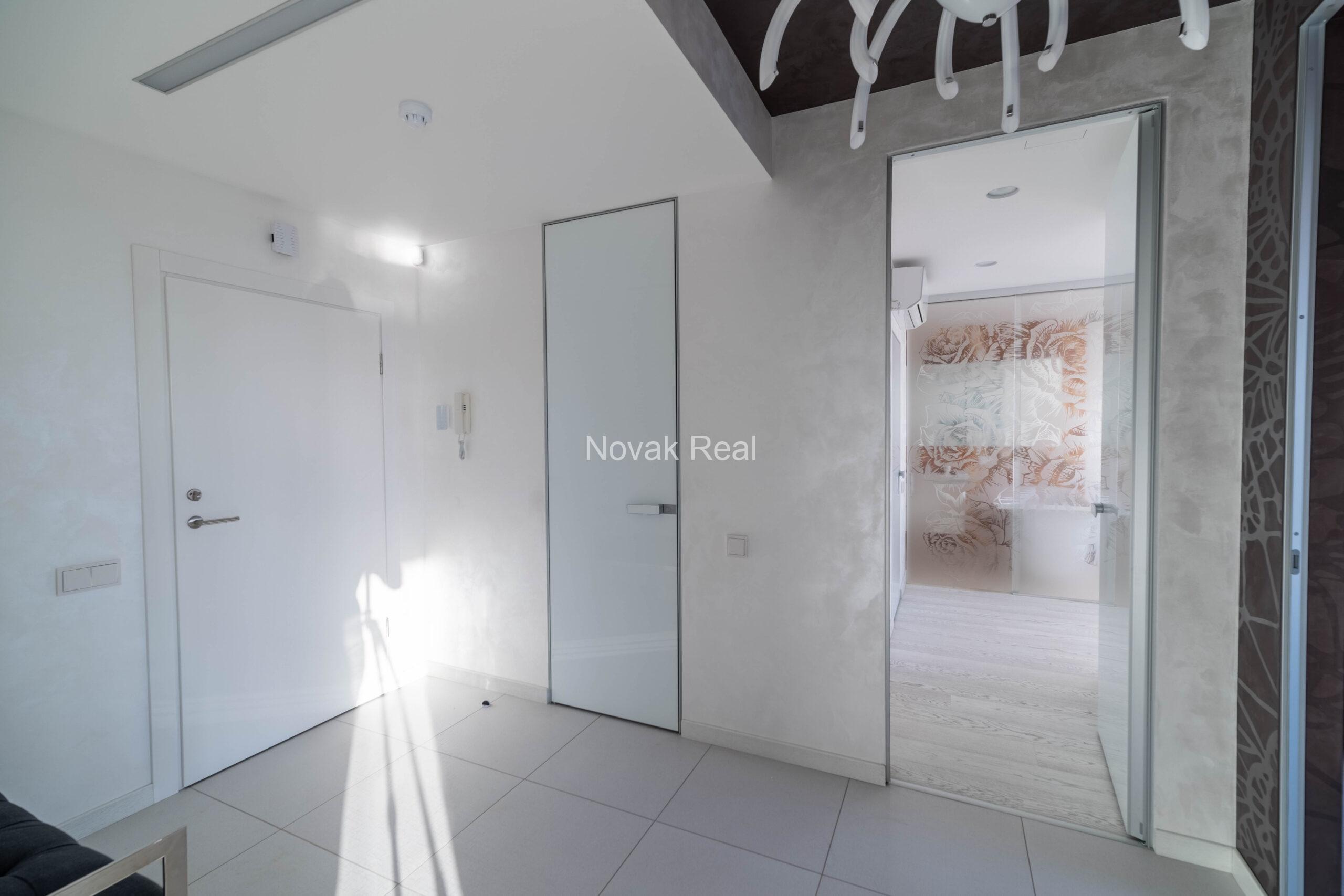 In the center of Riga, in the new modern project “Skanstes virsotnes” a designer sunny apartment is for rent