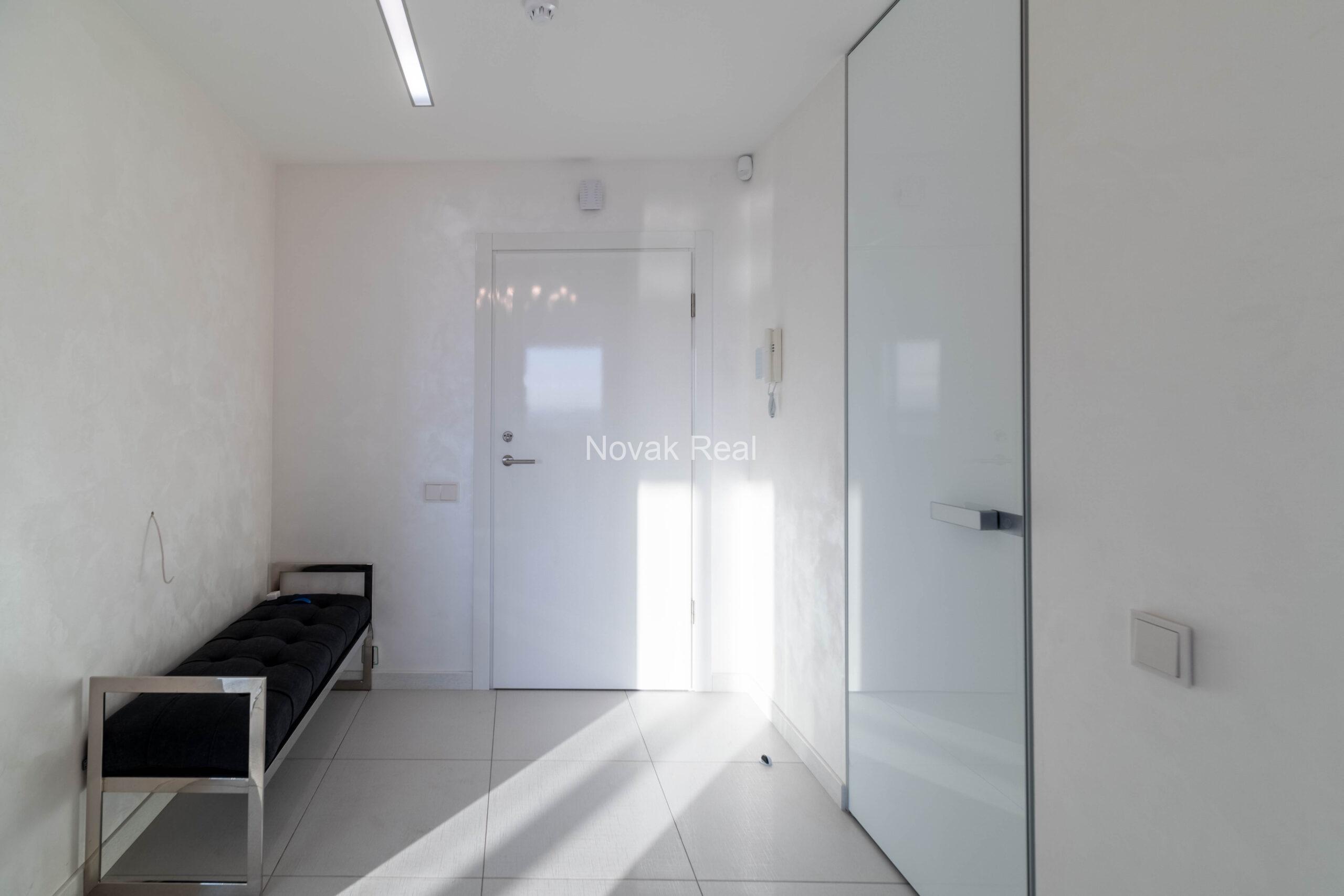 In the center of Riga, in the new modern project “Skanstes virsotnes” a designer sunny apartment is for rent