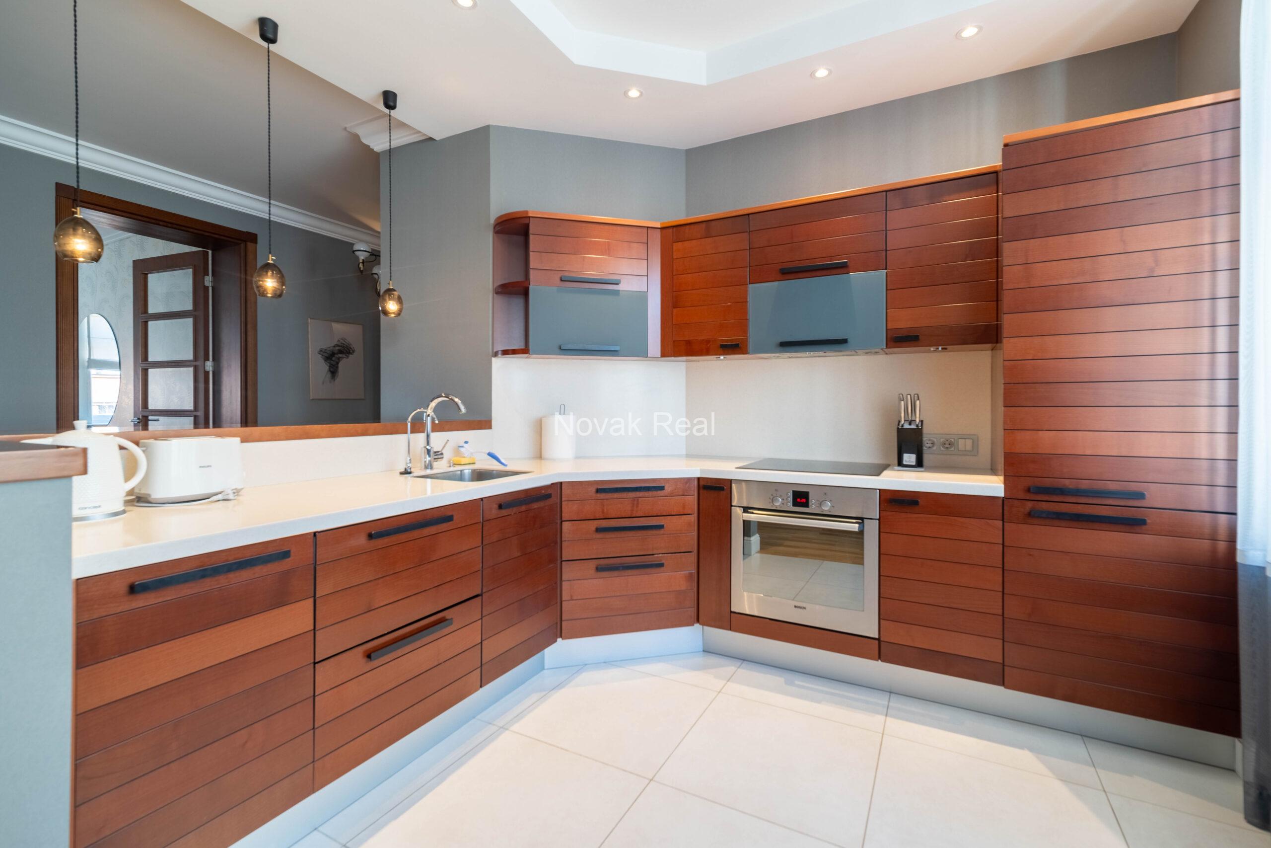 A sunny apartment for rent in the Quiet City Centre