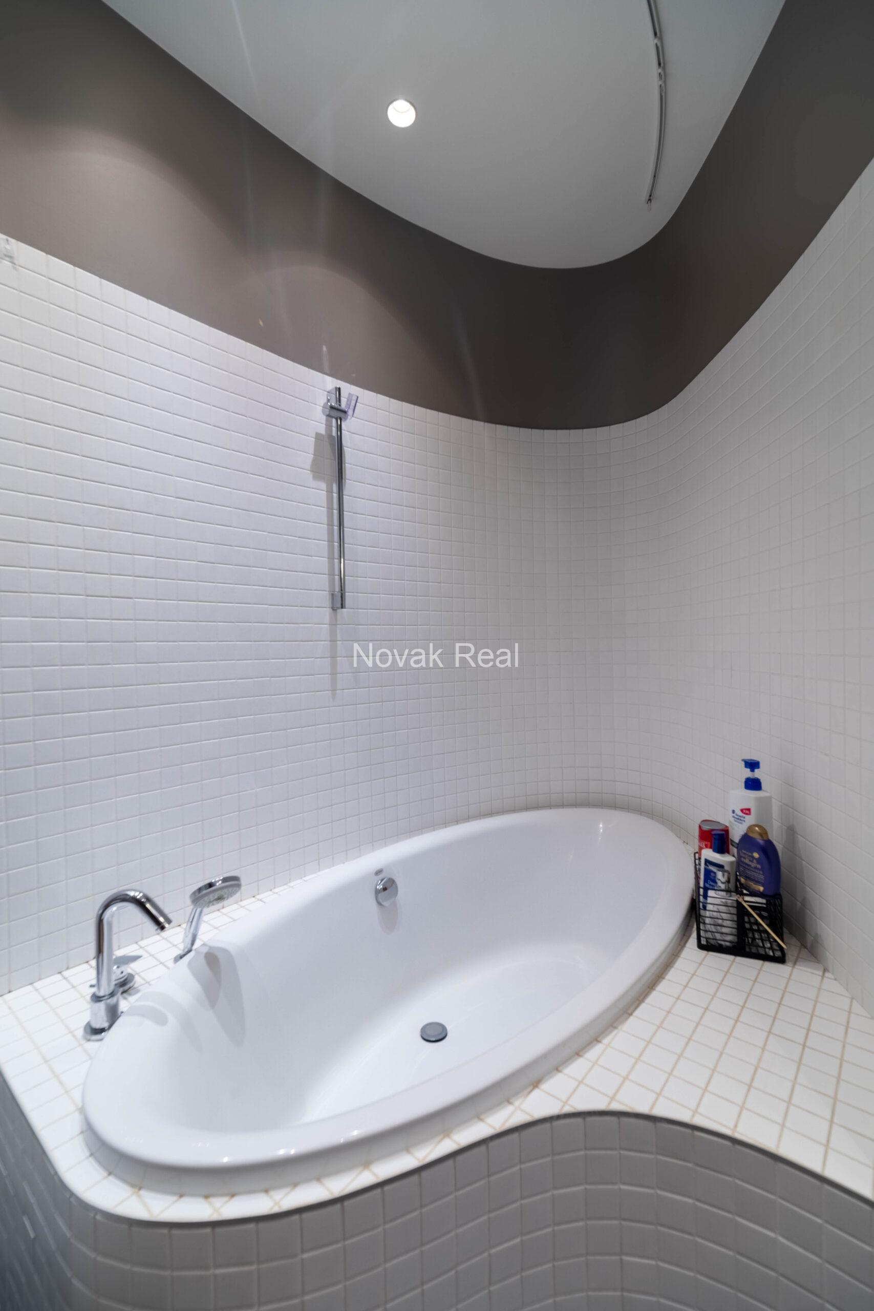 A sunny apartment for rent in the Quiet City Centre