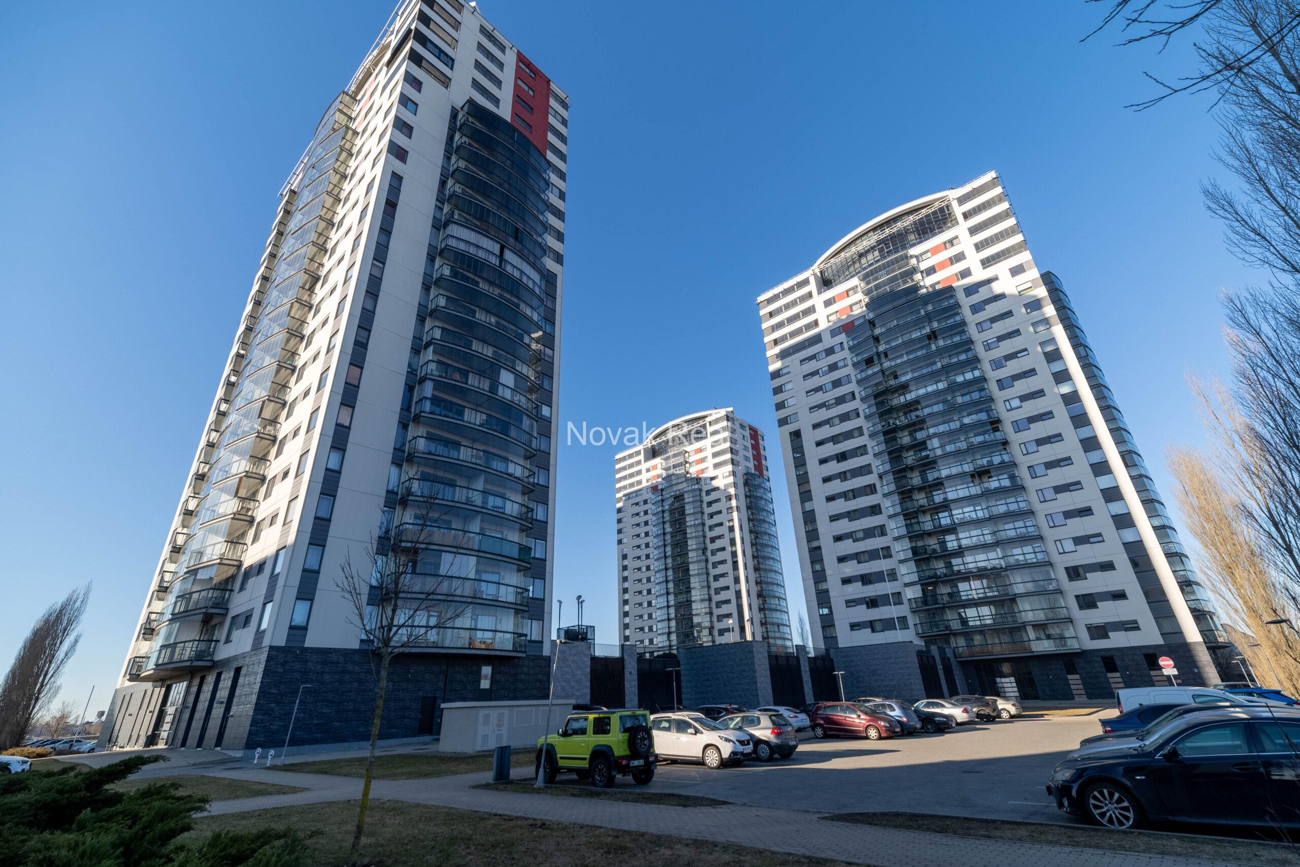 В центре Риги, в современном жилом комплексе “Skanstes Virsotnes”, продается замечательная квартира на 22 этаже