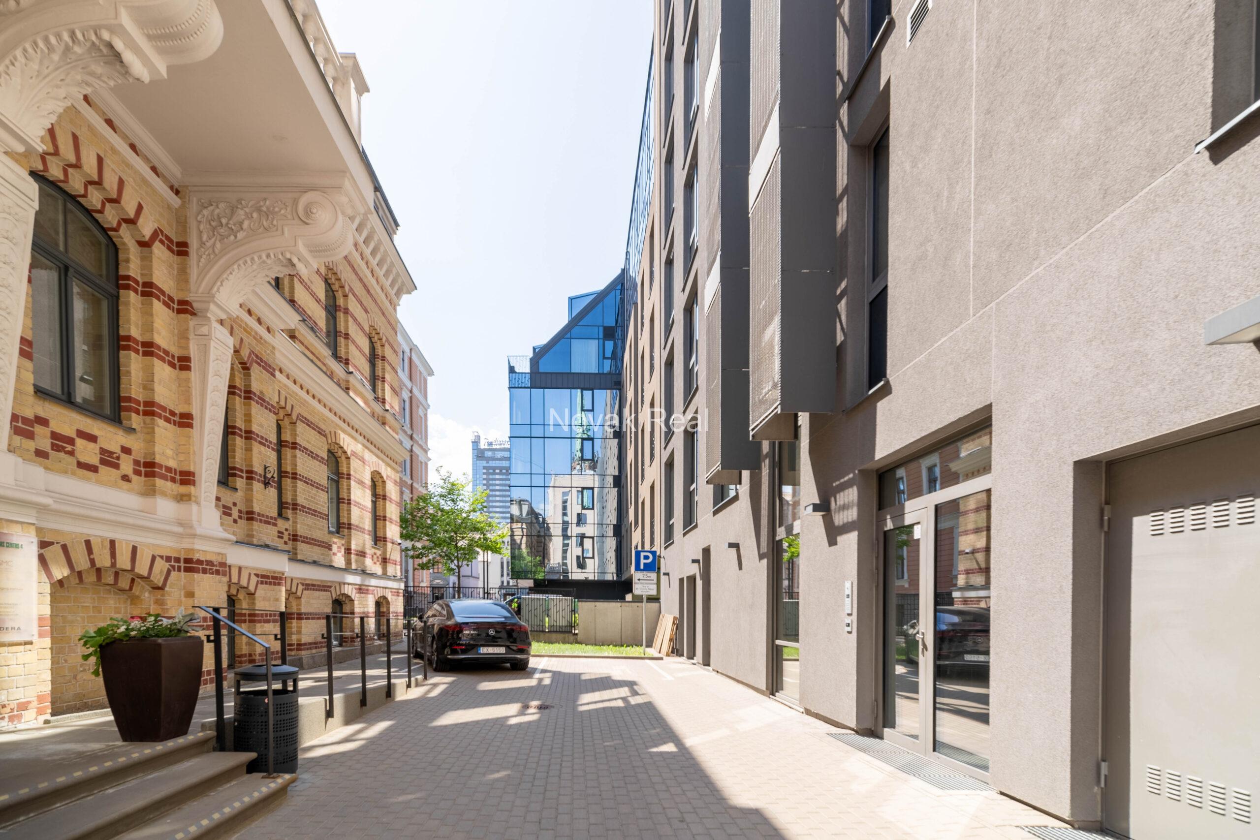 Rīgas centrā jaunā modernā projektā tiek izīrēts dzīvoklis ar terasi ar panorāmas skatu uz pilsētu