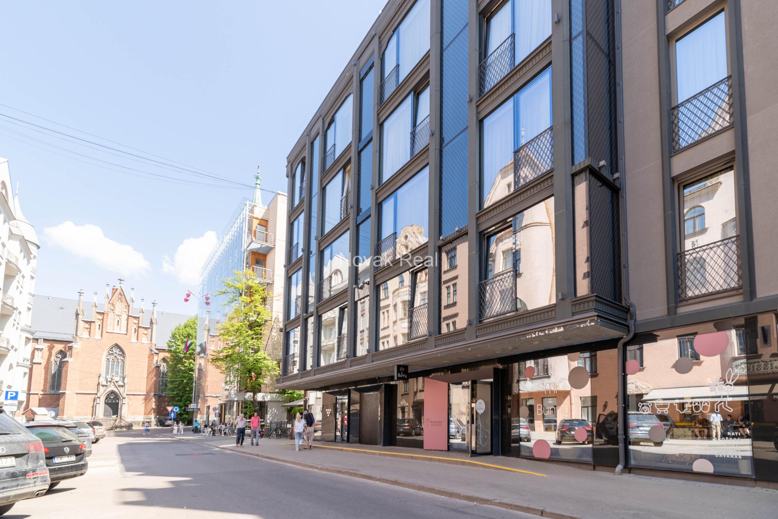 Rīgas centrā jaunā modernā projektā tiek izīrēts dzīvoklis ar terasi ar panorāmas skatu uz pilsētu