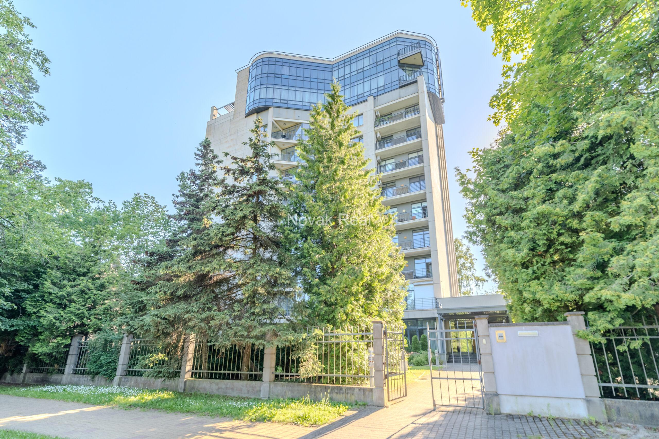 С видом на дюны и сосны продается просторная квартира с хорошим ремонтом