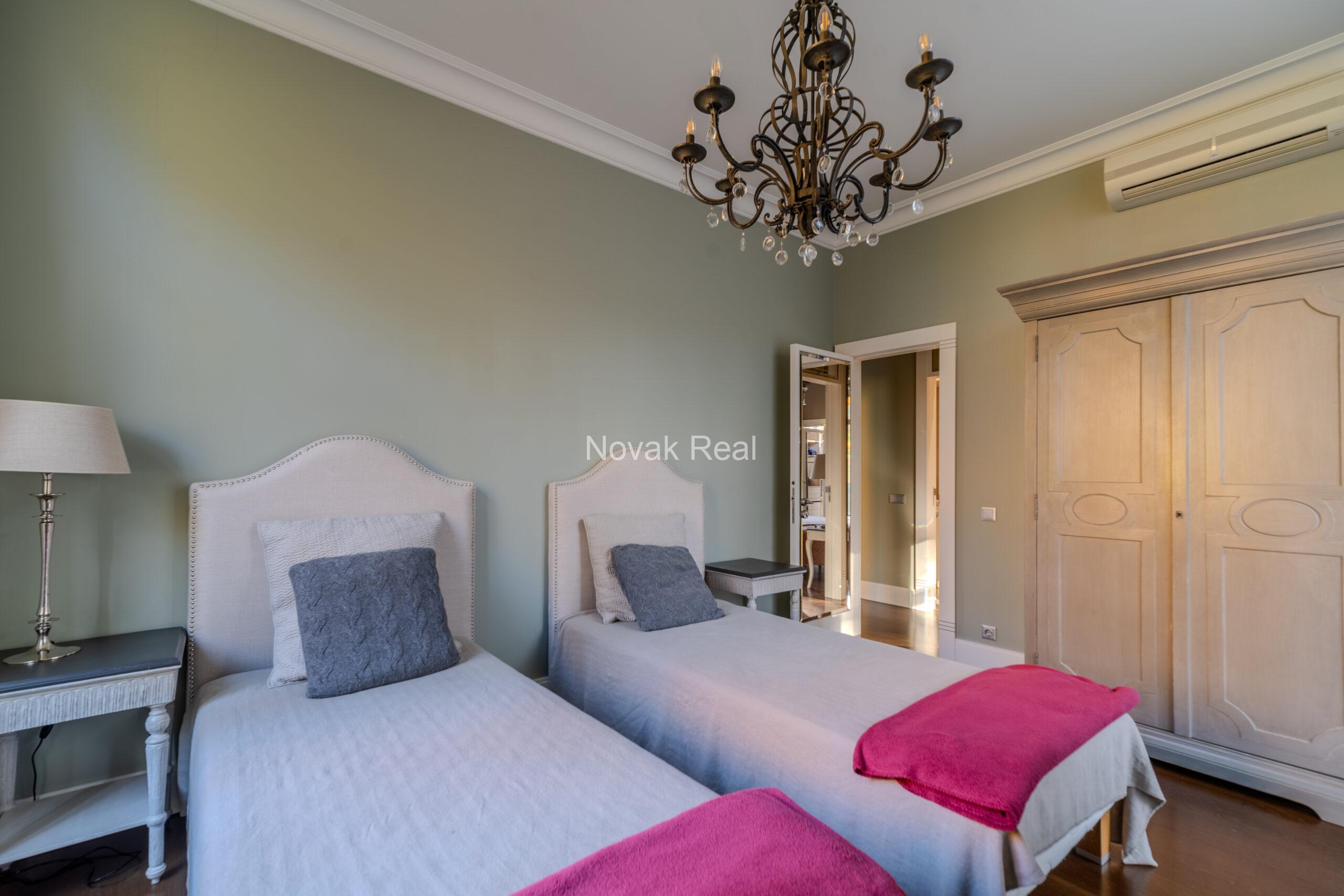 A 4-room apartment with a large terrace overlooking the dunes is for rent on the 1st line to the sea