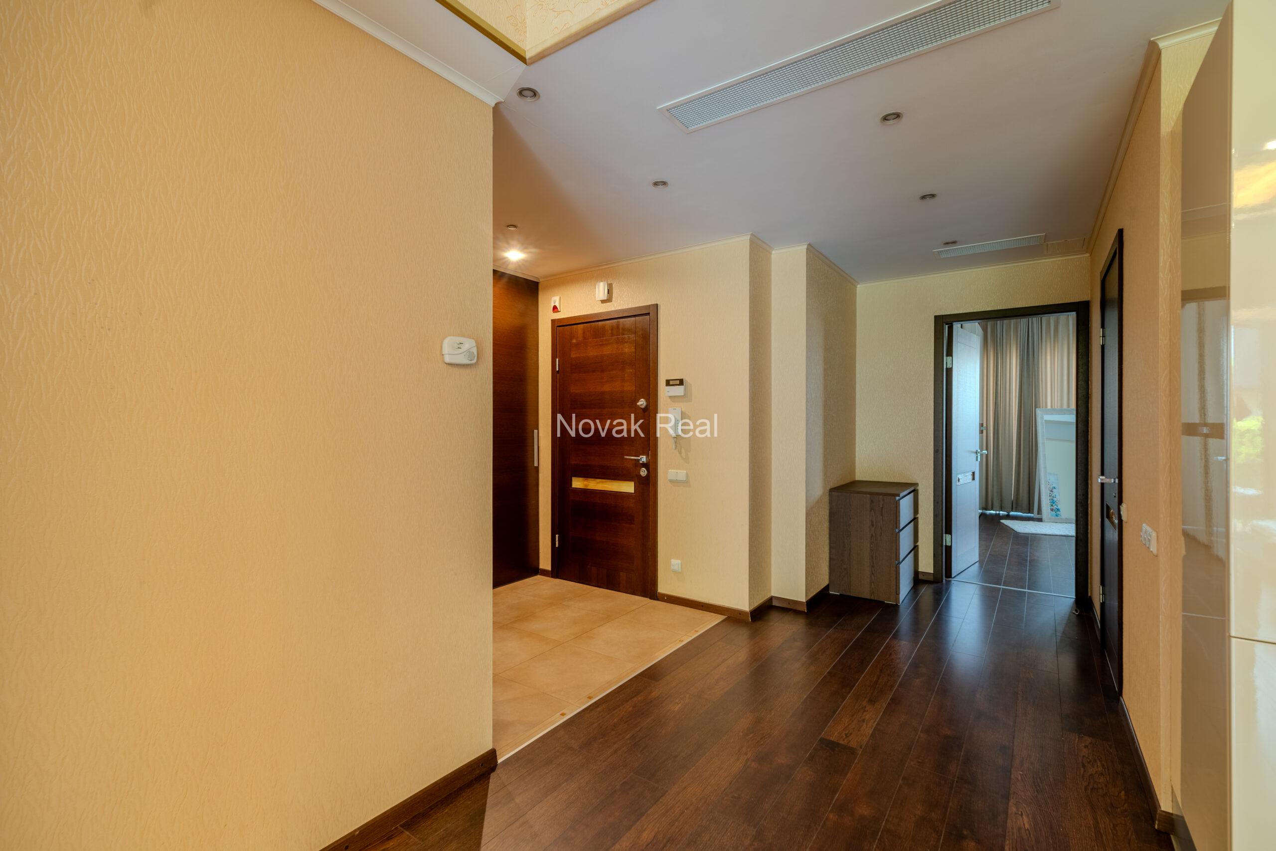A stylish and cozy apartment is available for rent from August 25 to June 1 in the prestigious Dzintari district