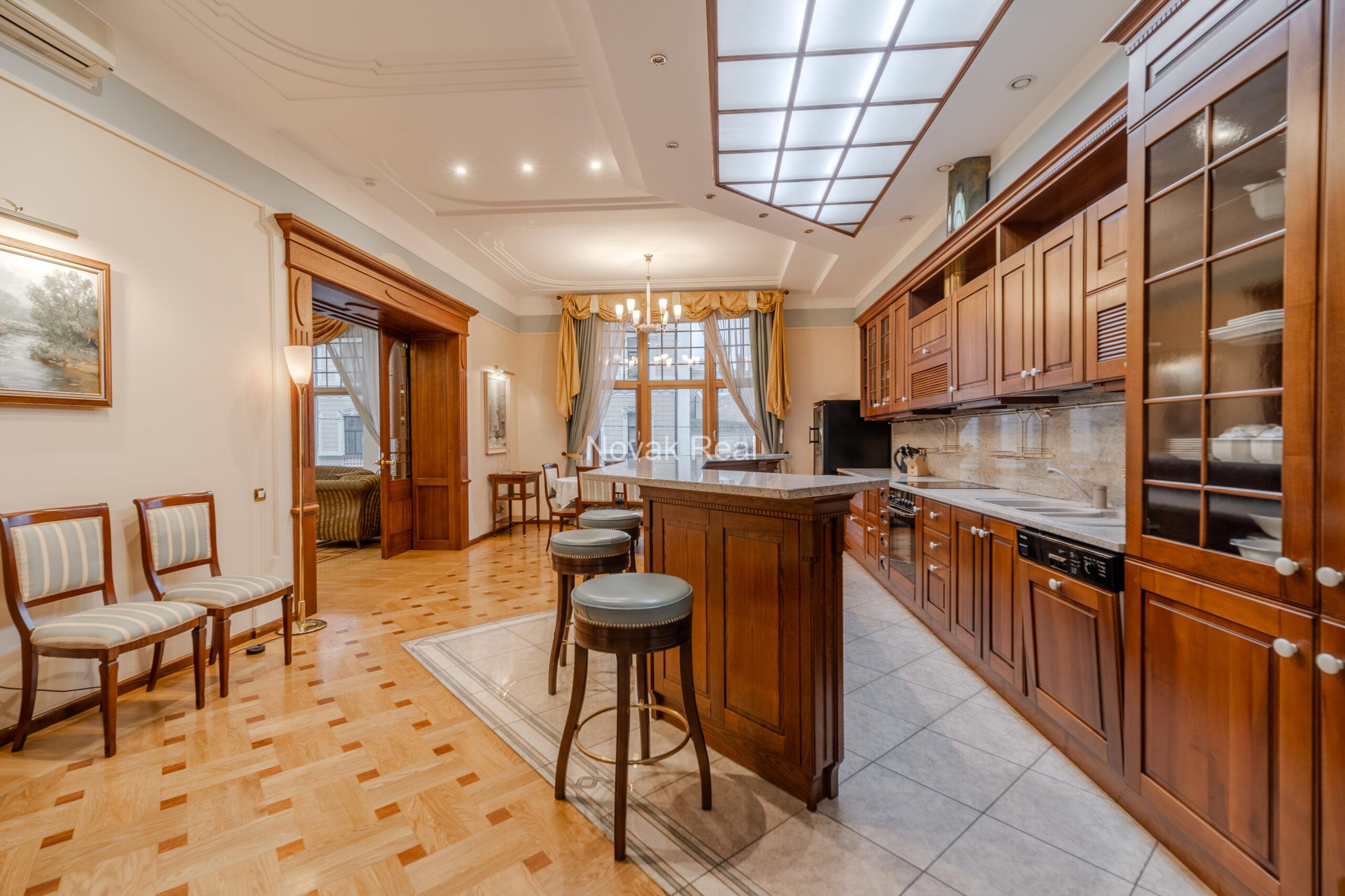 A spacious apartment is offered in the embassy district of Riga