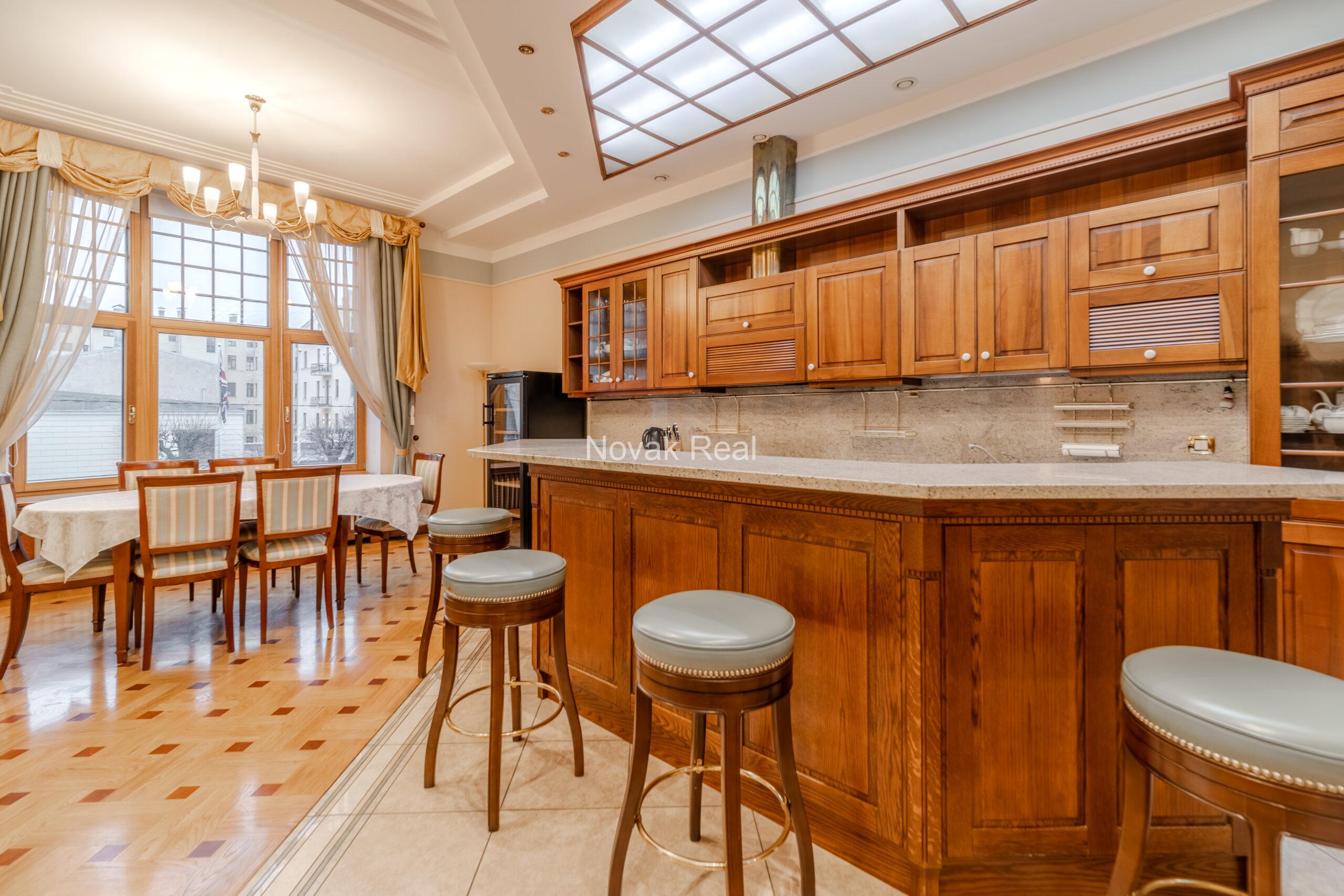 A spacious apartment is offered in the embassy district of Riga