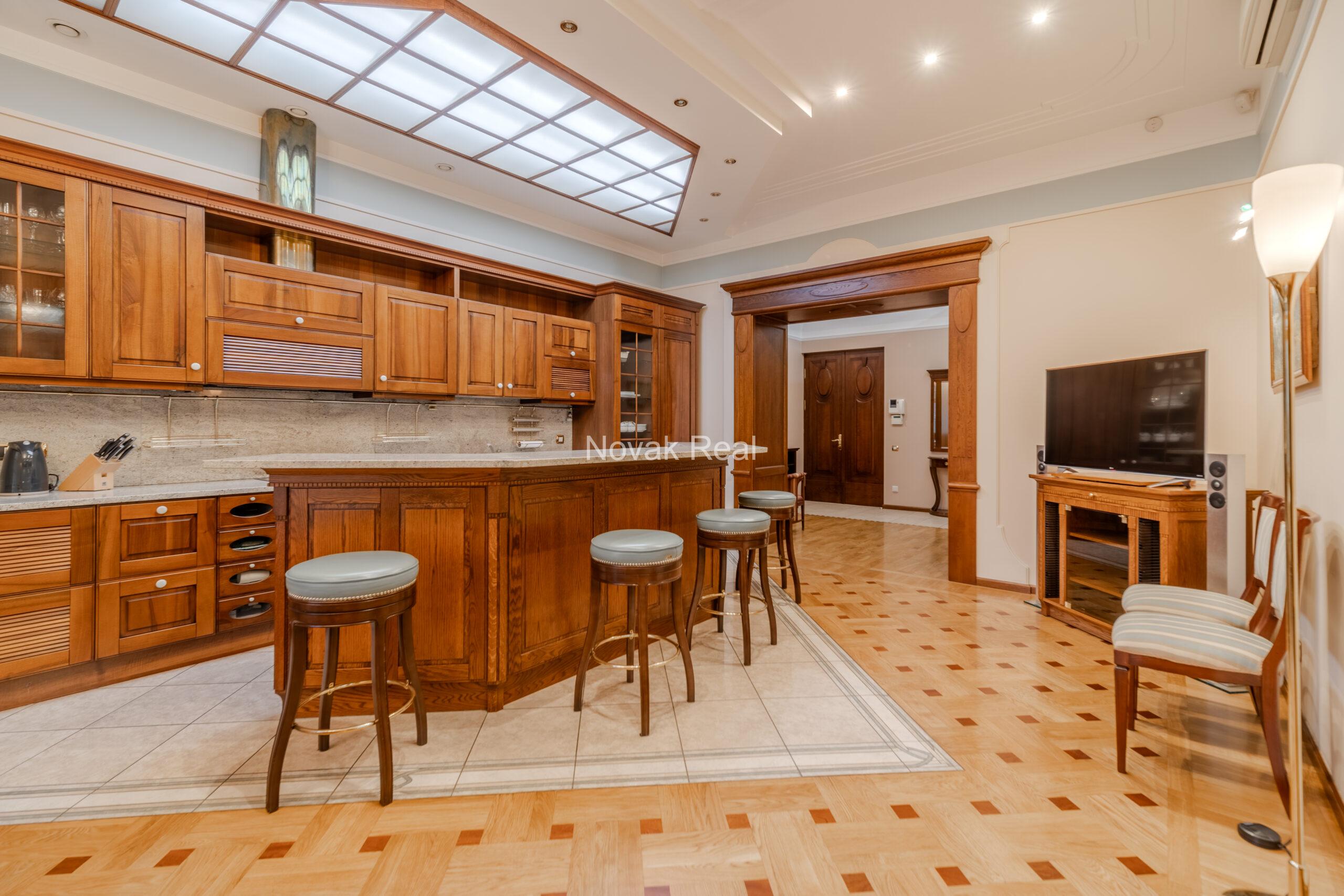 A spacious apartment is offered in the embassy district of Riga