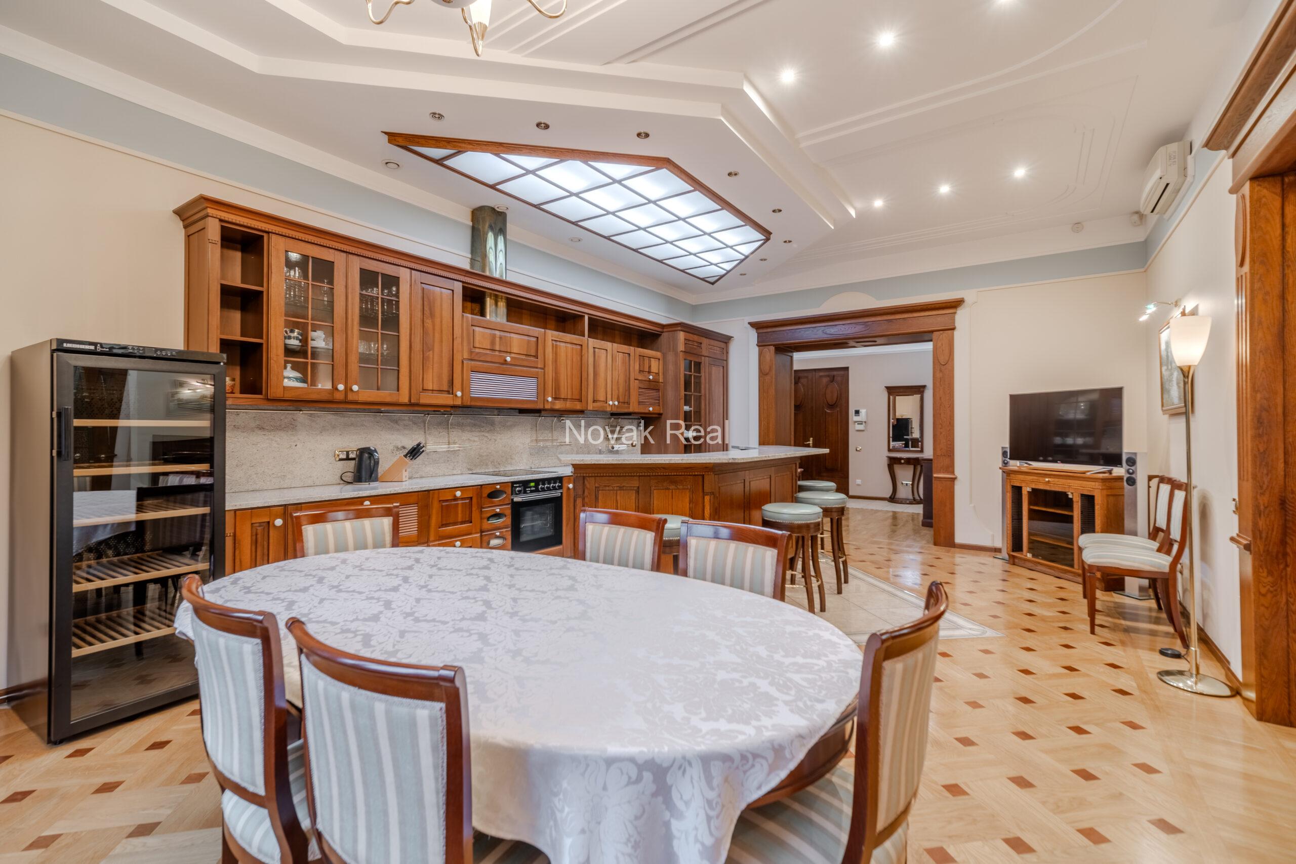 A spacious apartment is offered in the embassy district of Riga