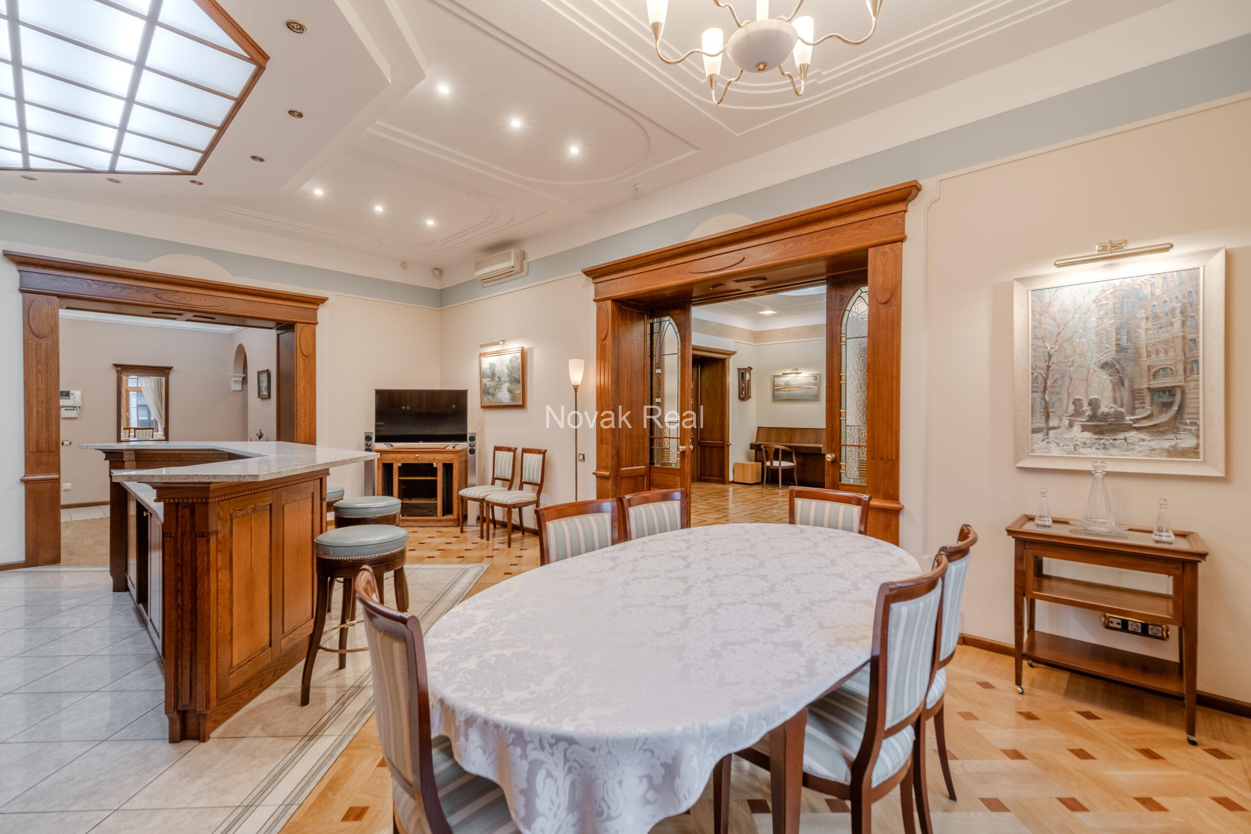 A spacious apartment is offered in the embassy district of Riga
