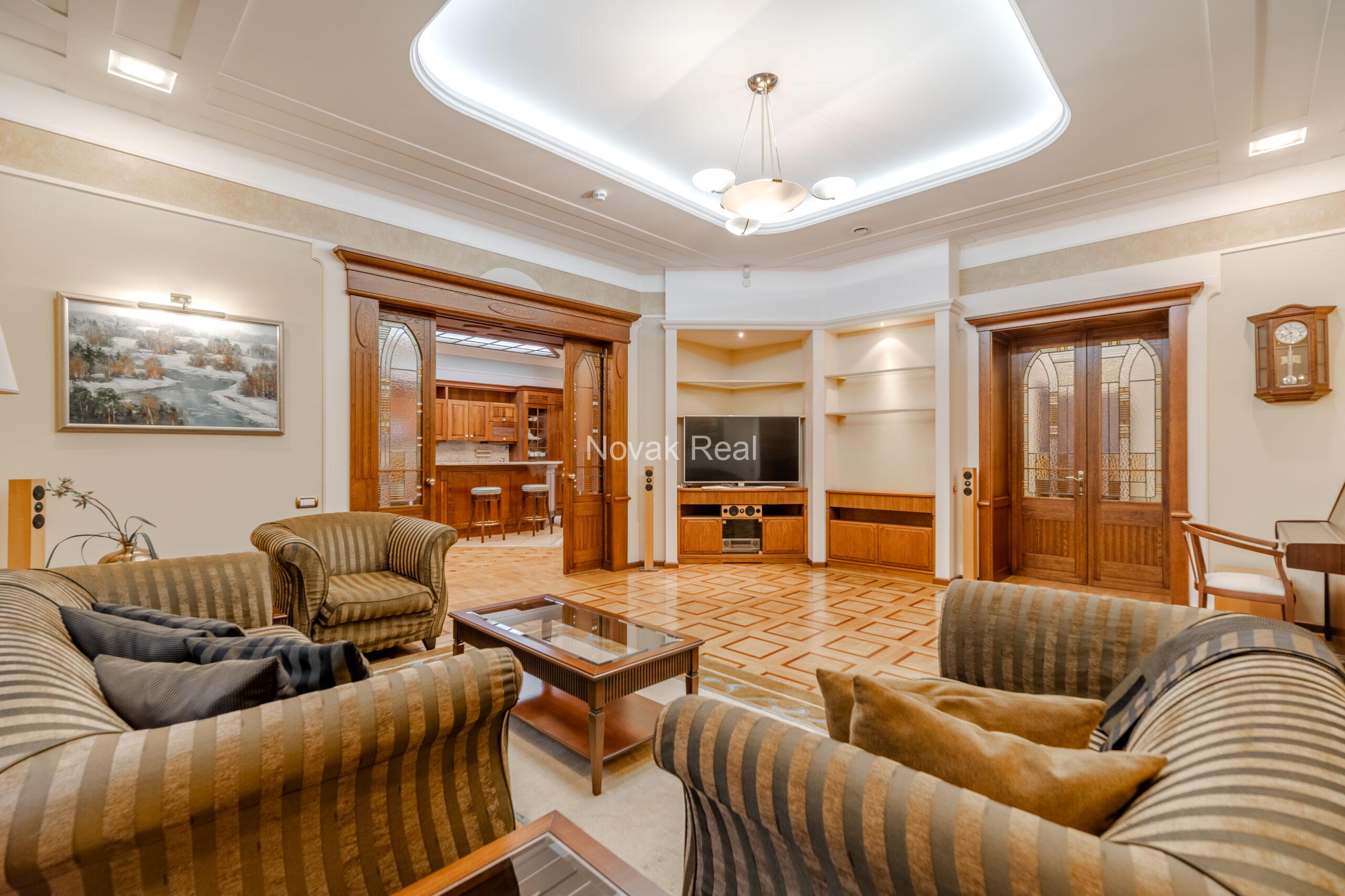 A spacious apartment is offered in the embassy district of Riga