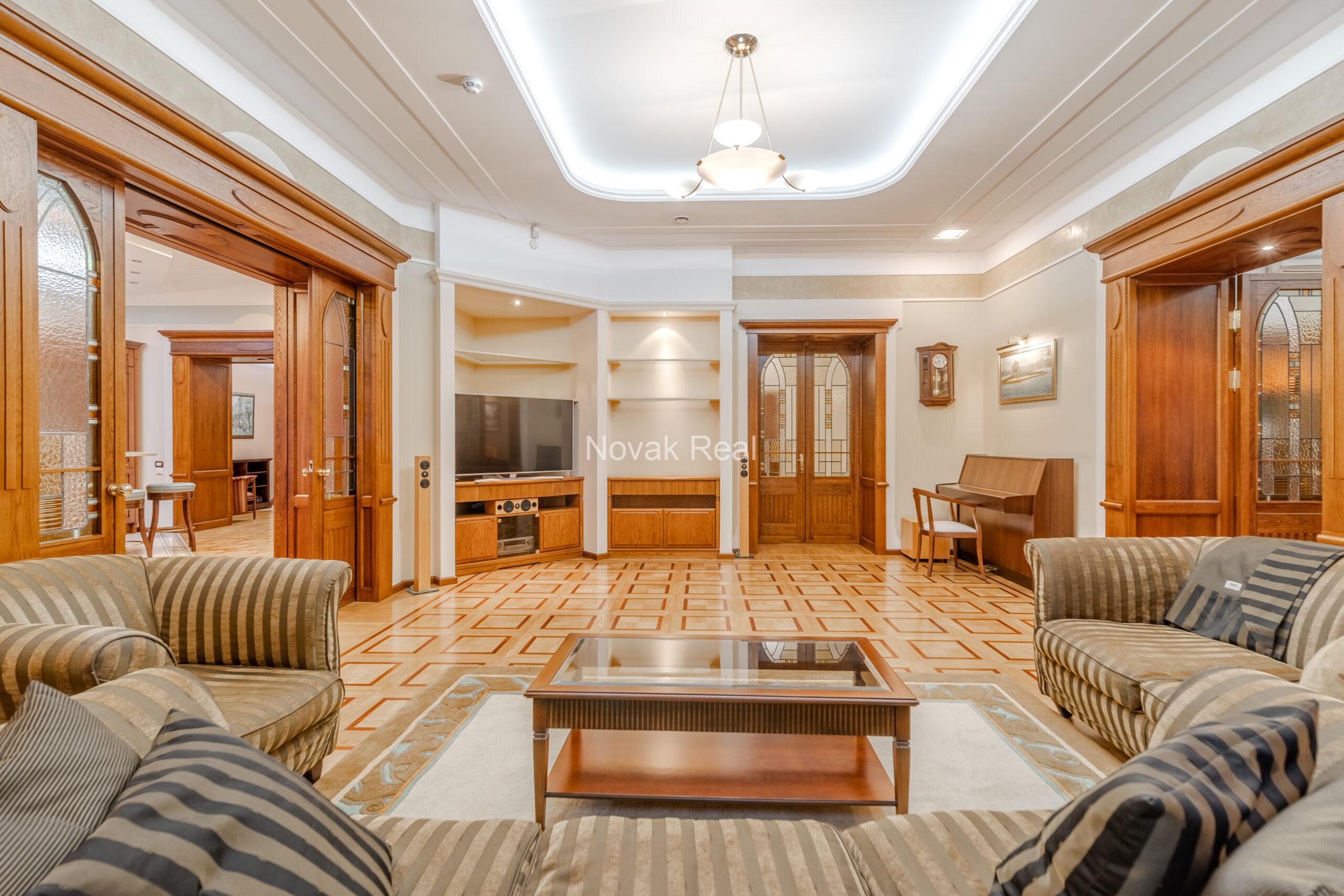 A spacious apartment is offered in the embassy district of Riga