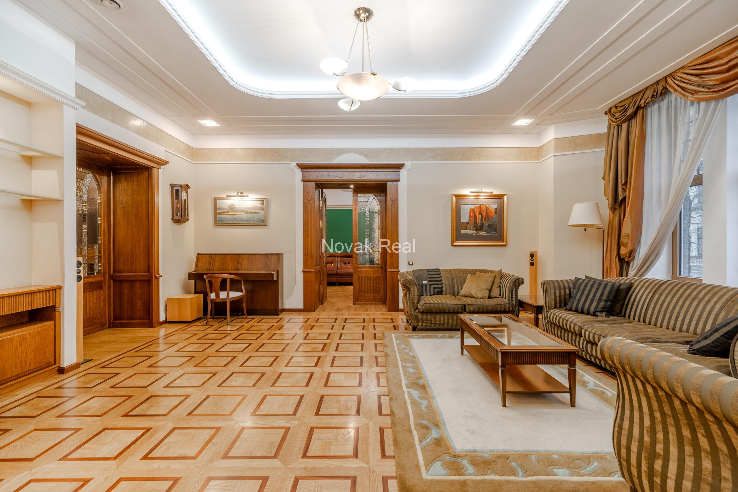 A spacious apartment is offered in the embassy district of Riga