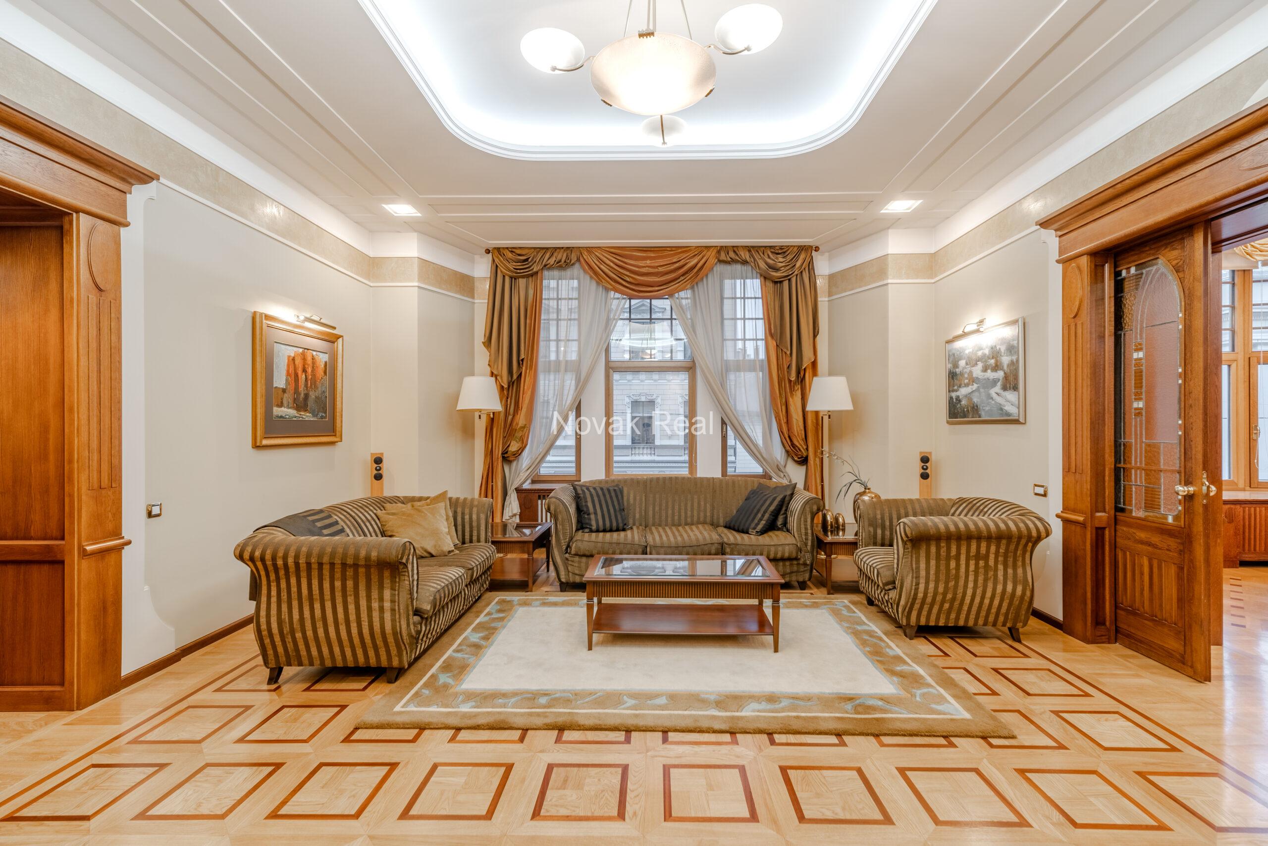 A spacious apartment is offered in the embassy district of Riga