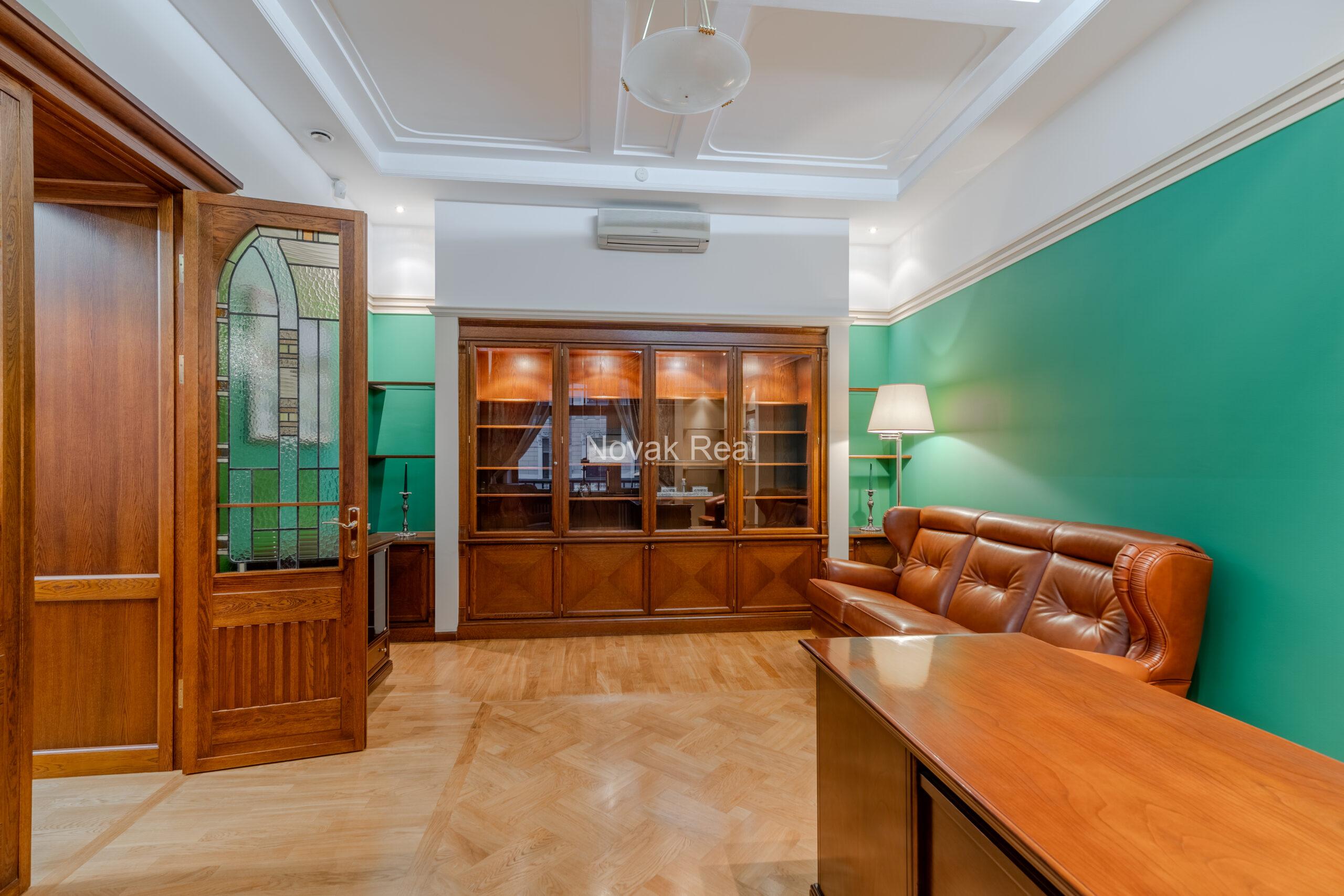 A spacious apartment is offered in the embassy district of Riga