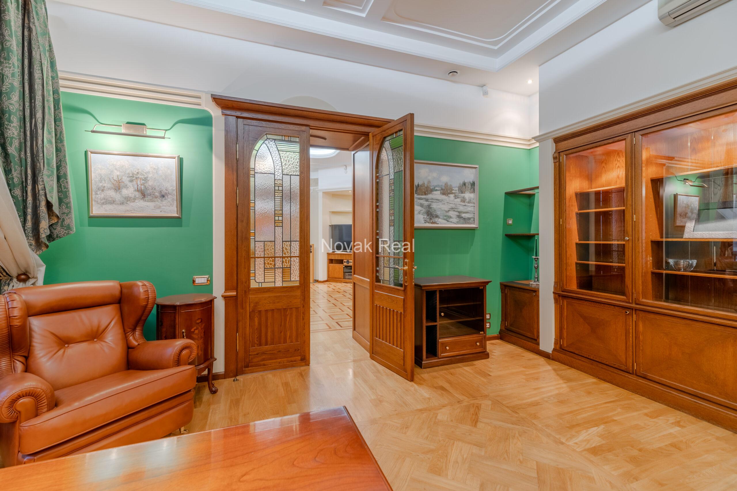 A spacious apartment is offered in the embassy district of Riga