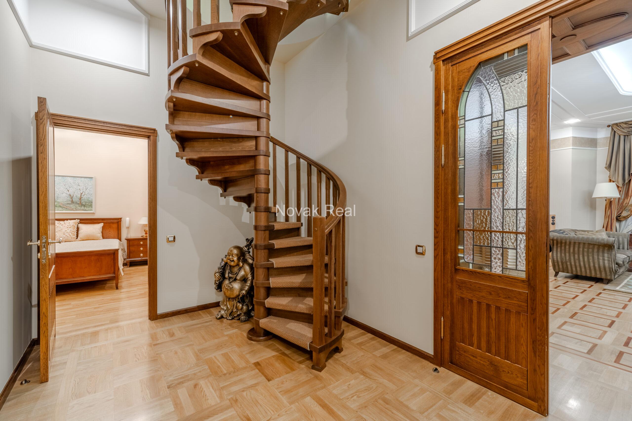 A spacious apartment is offered in the embassy district of Riga