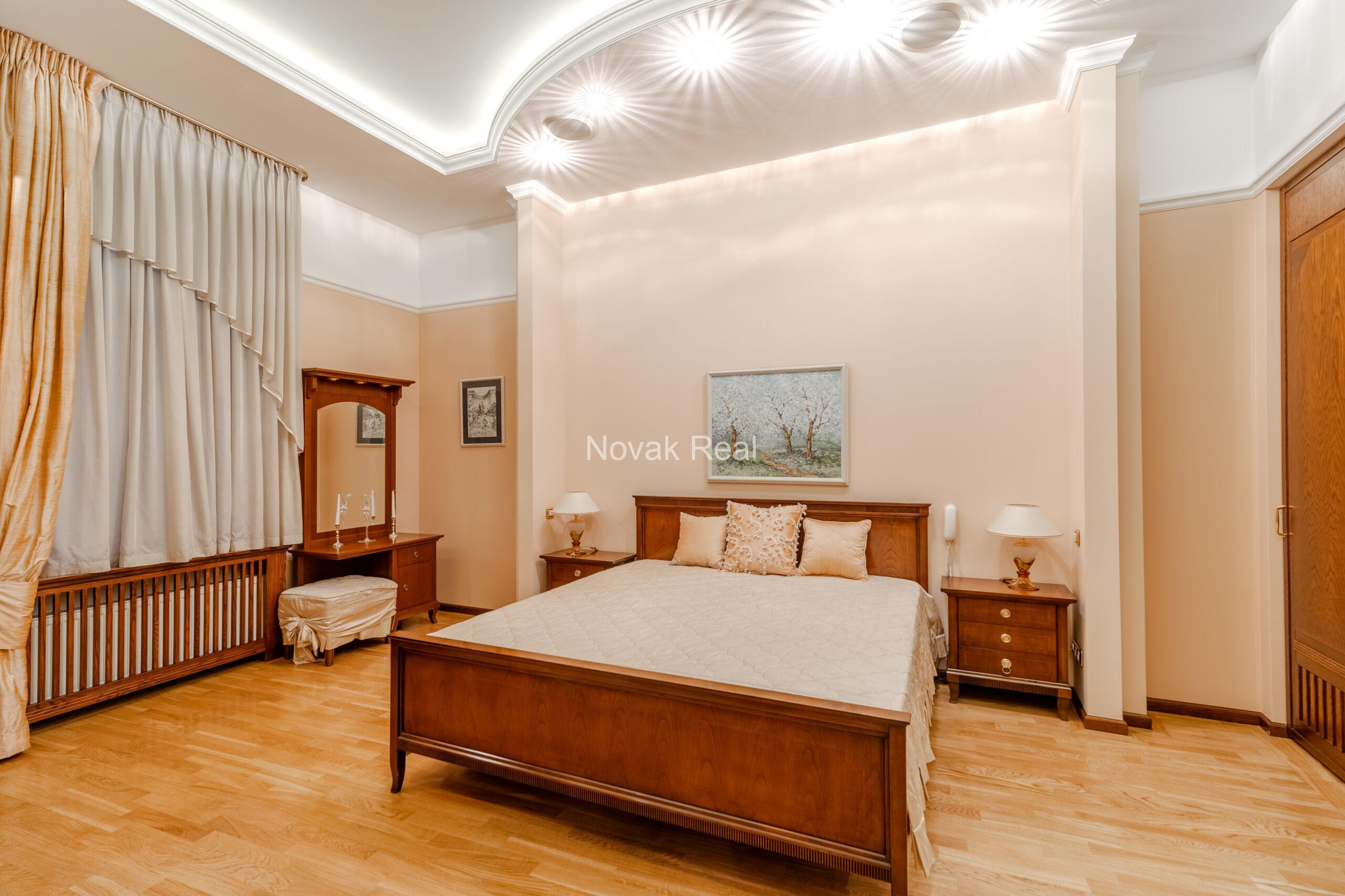 A spacious apartment is offered in the embassy district of Riga