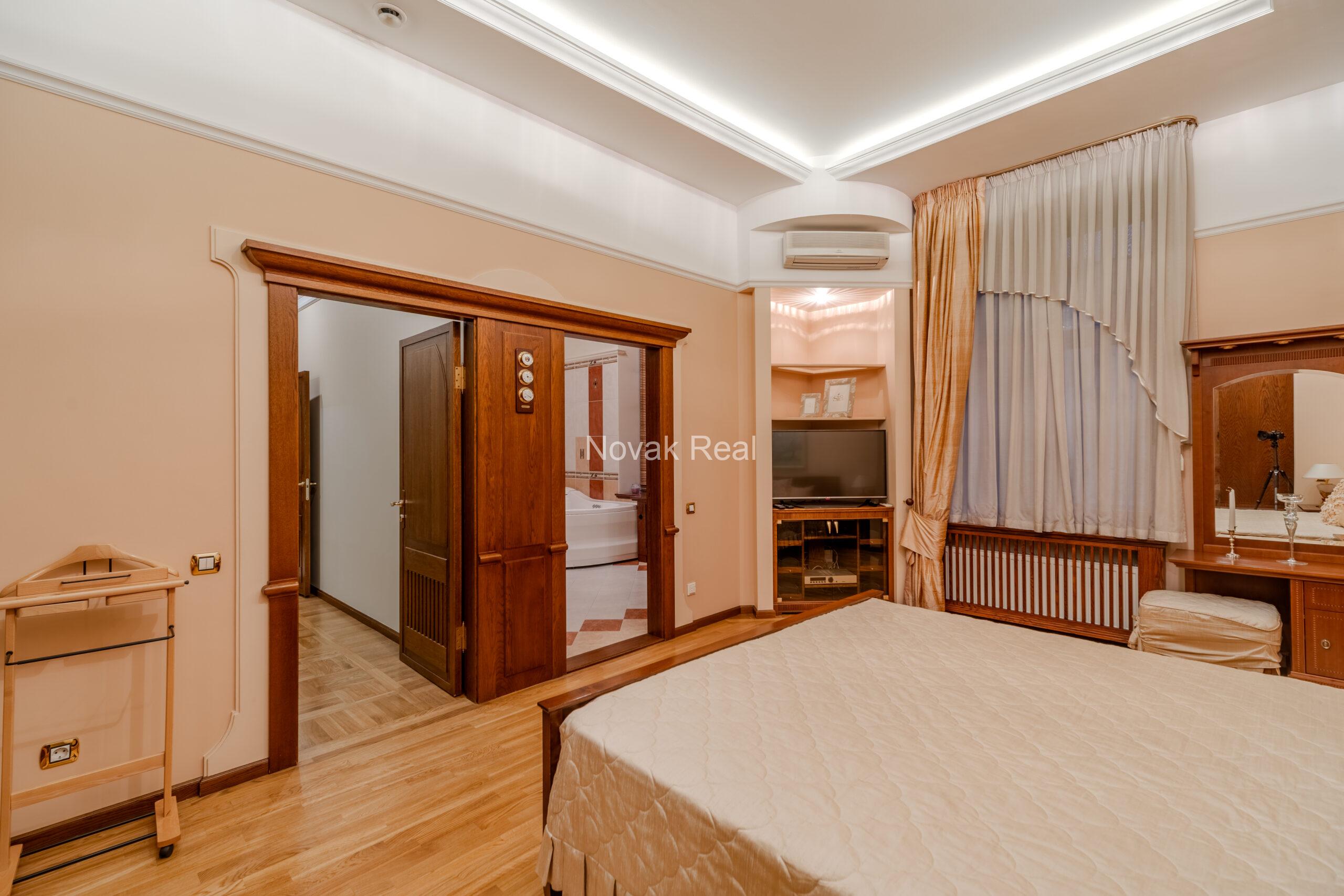 A spacious apartment is offered in the embassy district of Riga