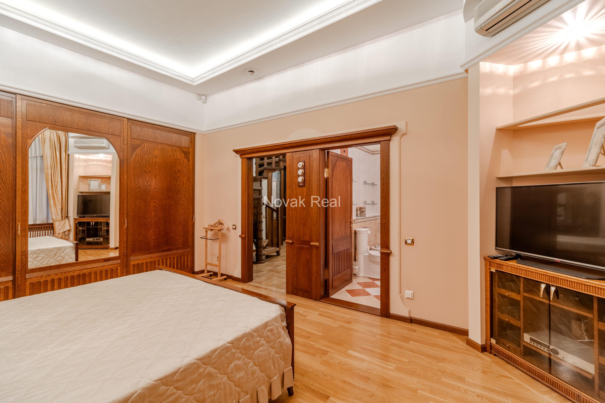 A spacious apartment is offered in the embassy district of Riga