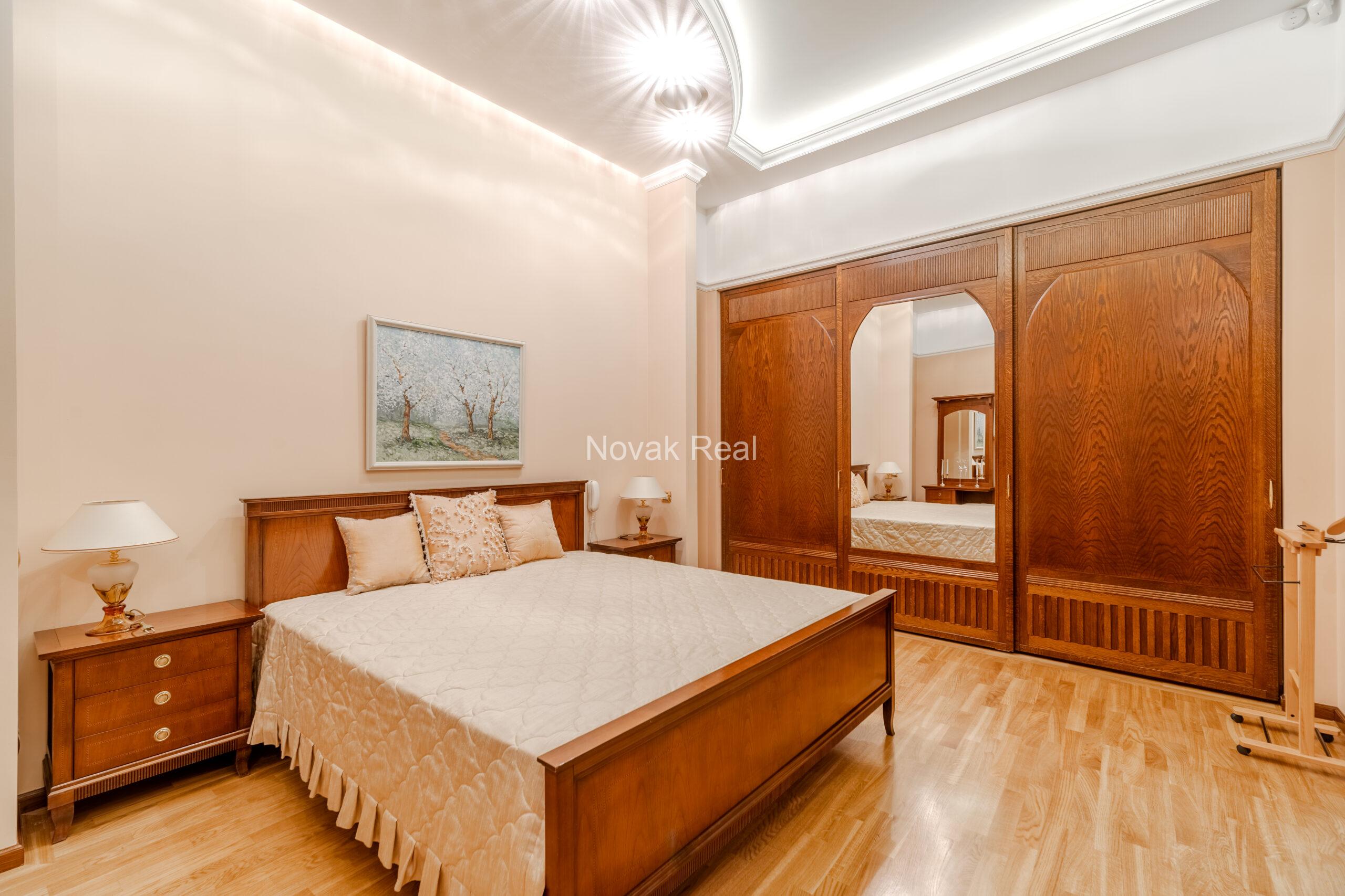 A spacious apartment is offered in the embassy district of Riga