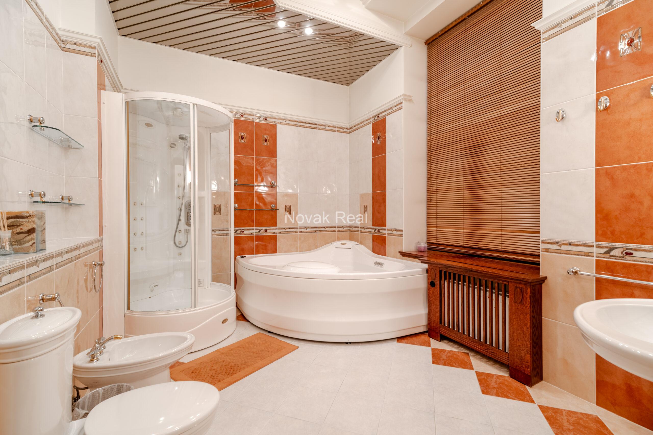 A spacious apartment is offered in the embassy district of Riga
