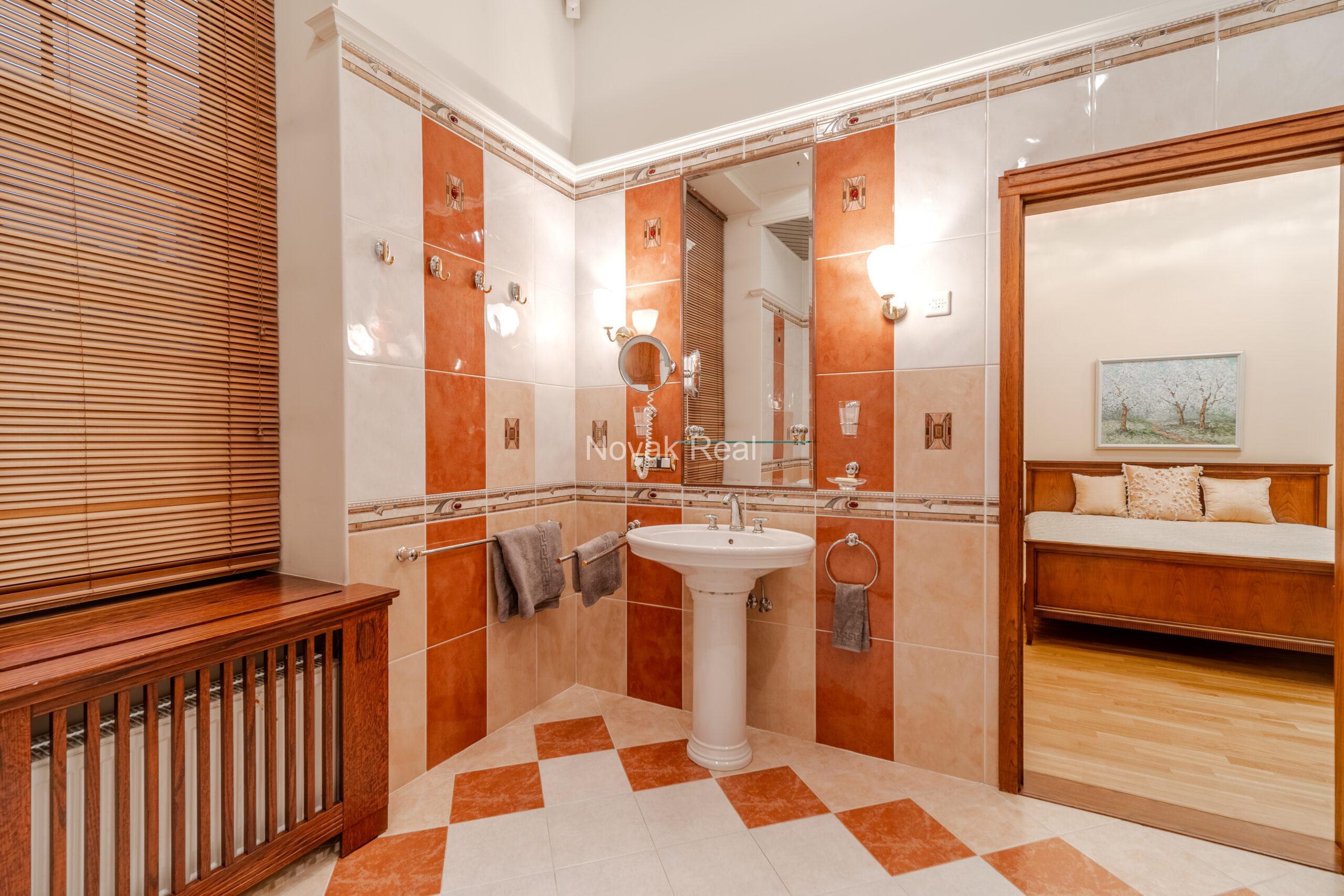 A spacious apartment is offered in the embassy district of Riga