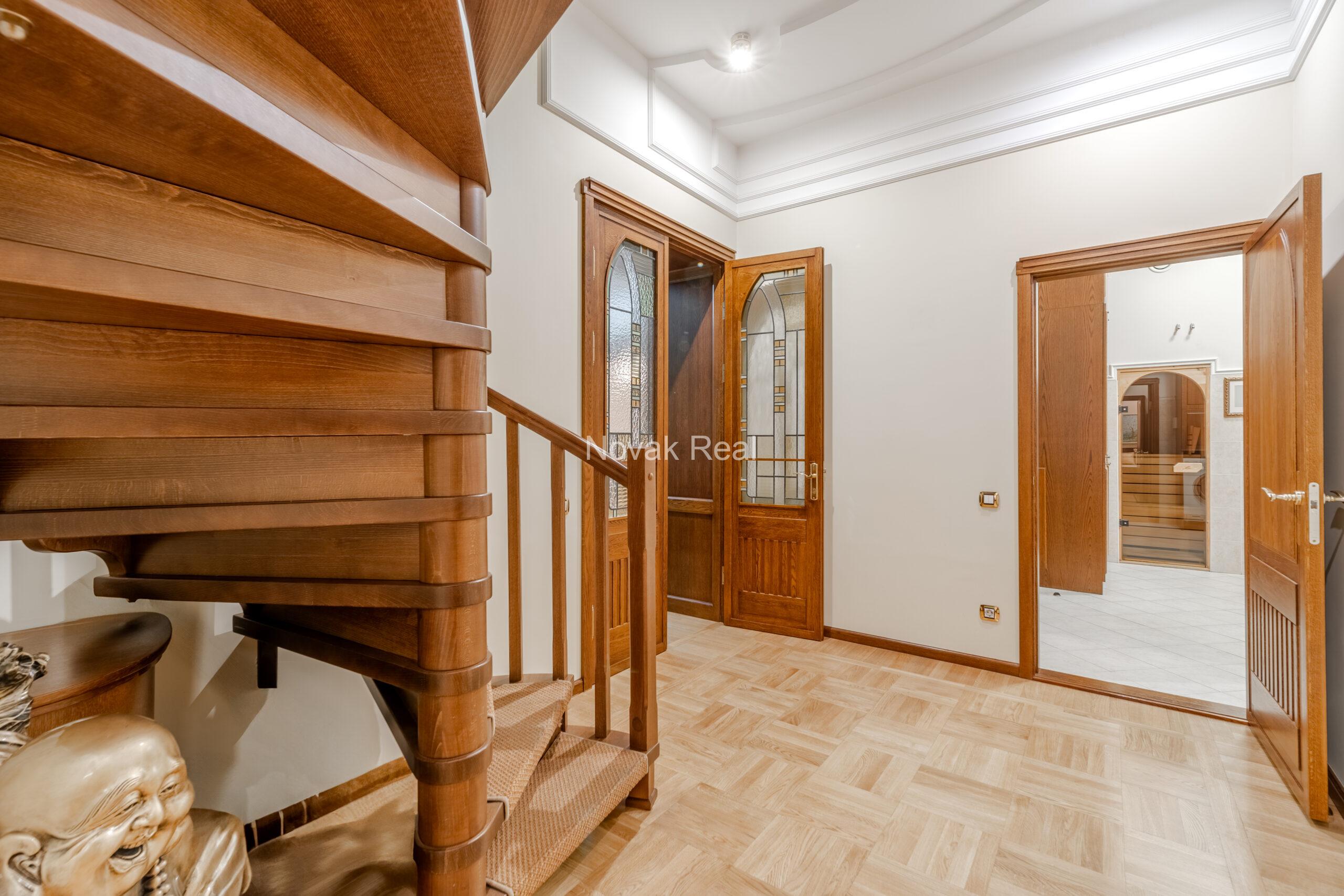 A spacious apartment is offered in the embassy district of Riga