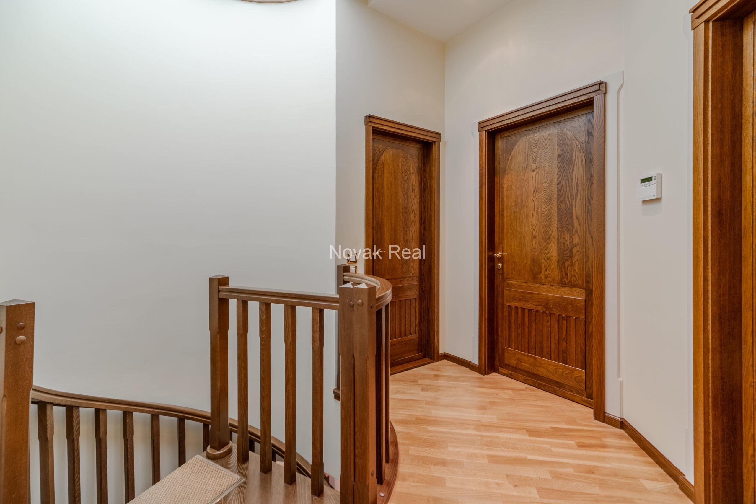 A spacious apartment is offered in the embassy district of Riga