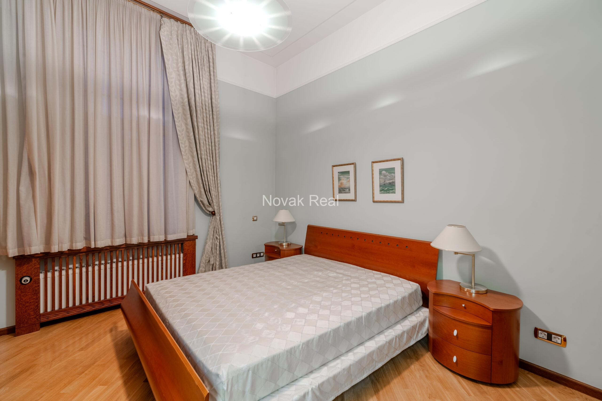 A spacious apartment is offered in the embassy district of Riga
