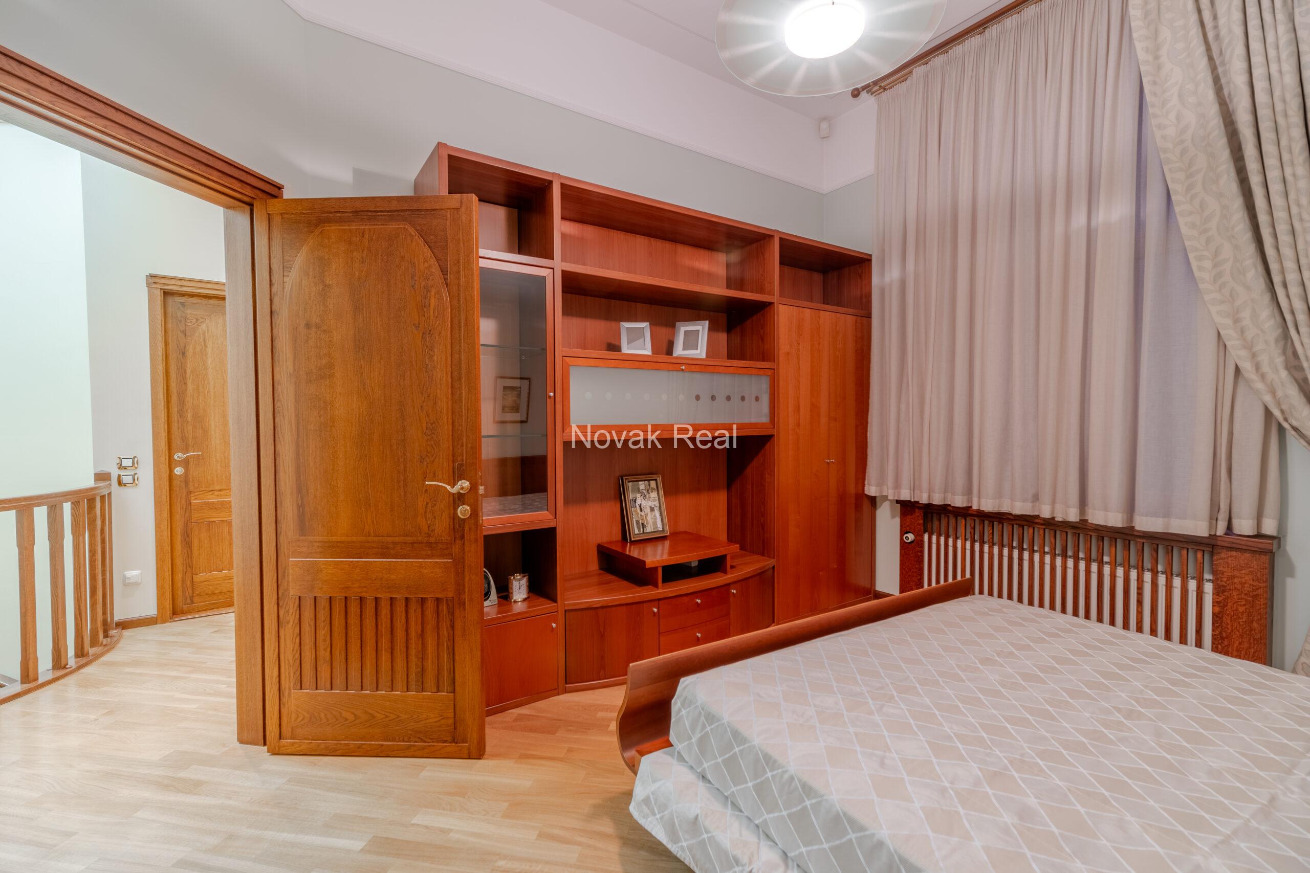 A spacious apartment is offered in the embassy district of Riga