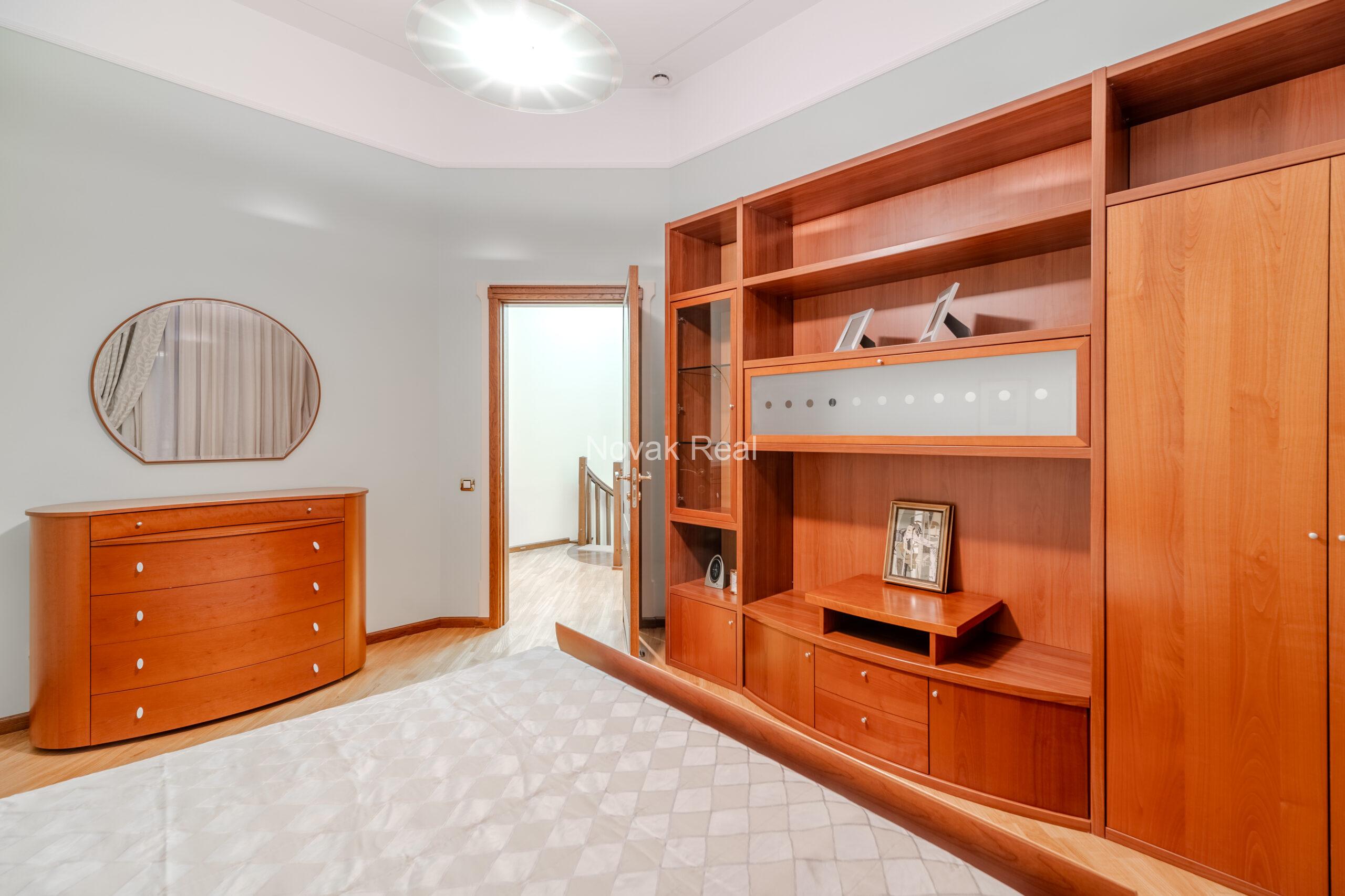 A spacious apartment is offered in the embassy district of Riga