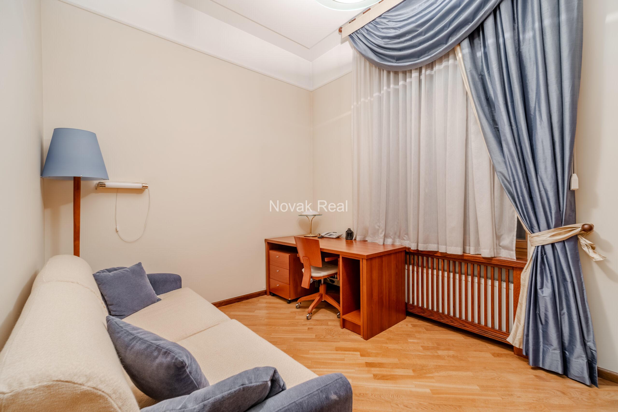 A spacious apartment is offered in the embassy district of Riga
