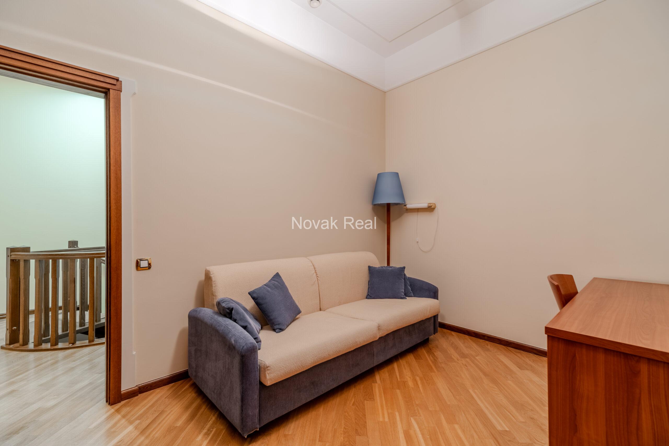 A spacious apartment is offered in the embassy district of Riga