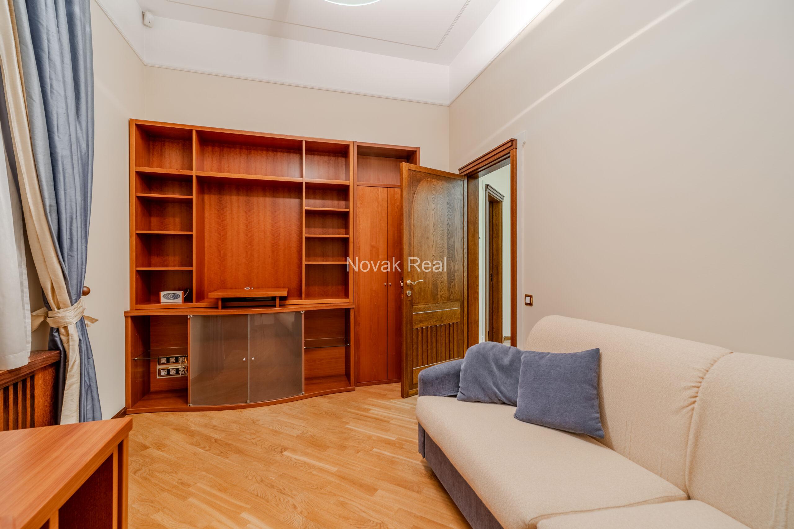 A spacious apartment is offered in the embassy district of Riga