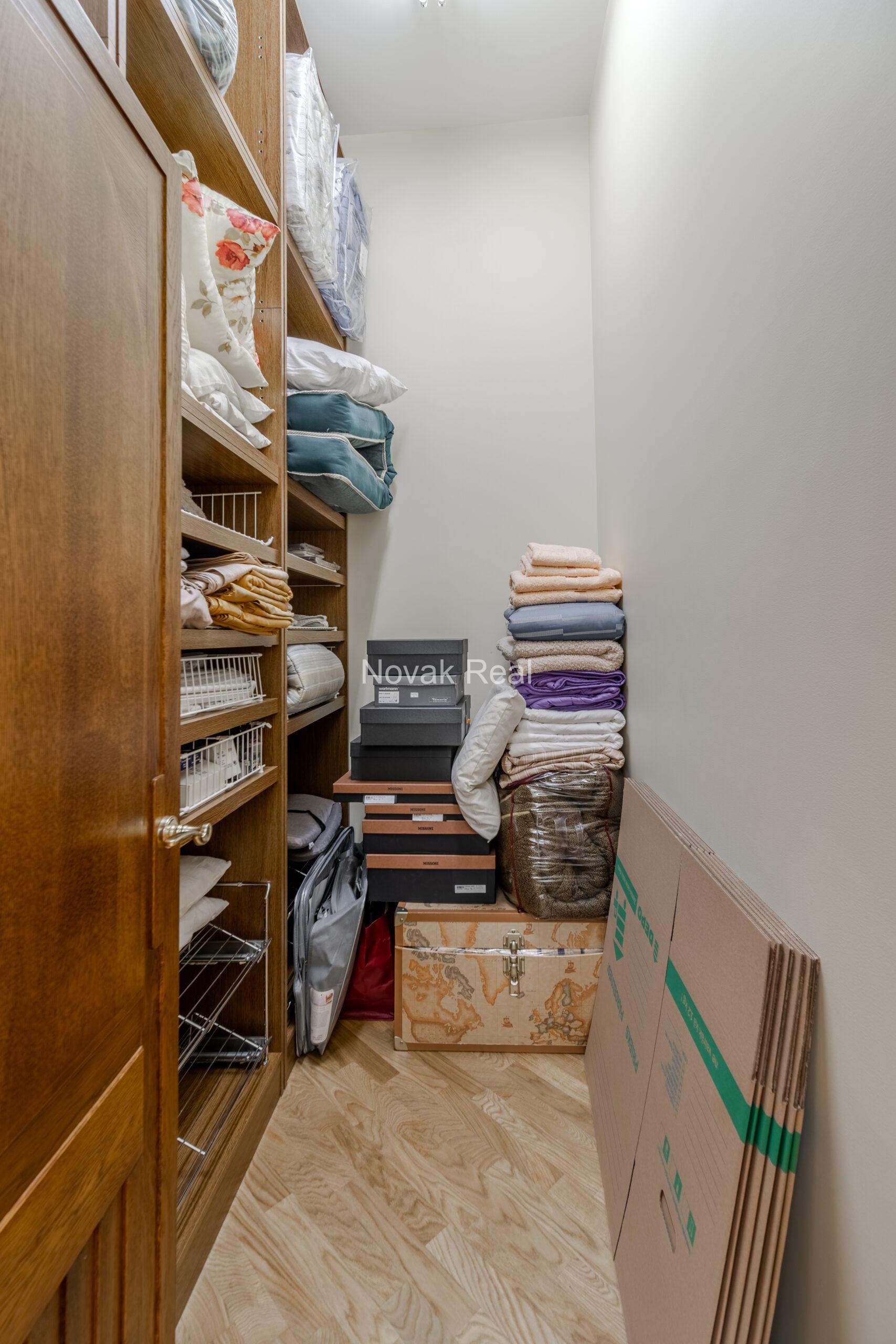 A spacious apartment is offered in the embassy district of Riga